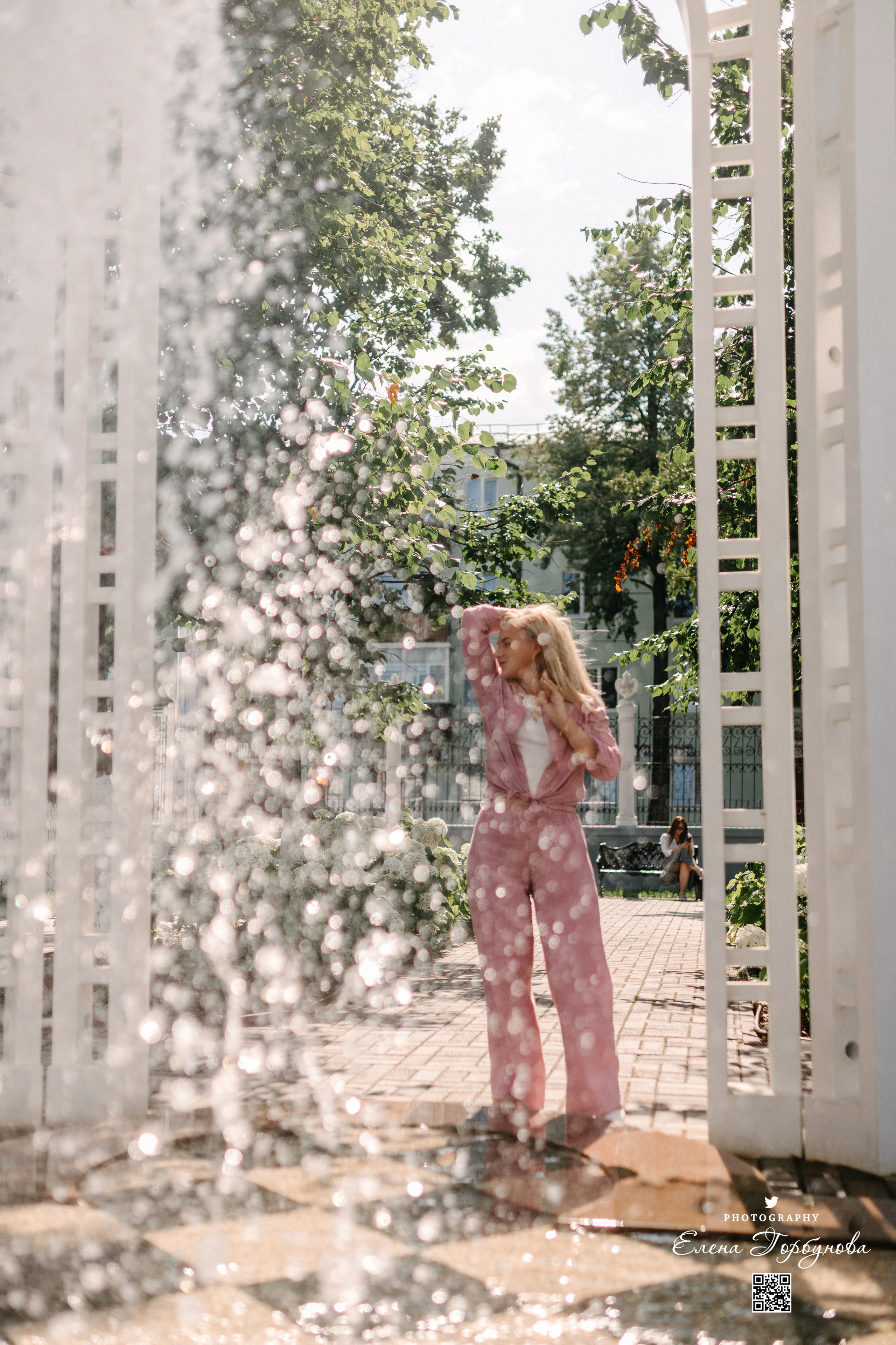 волшебные брызги фонтана и девушка