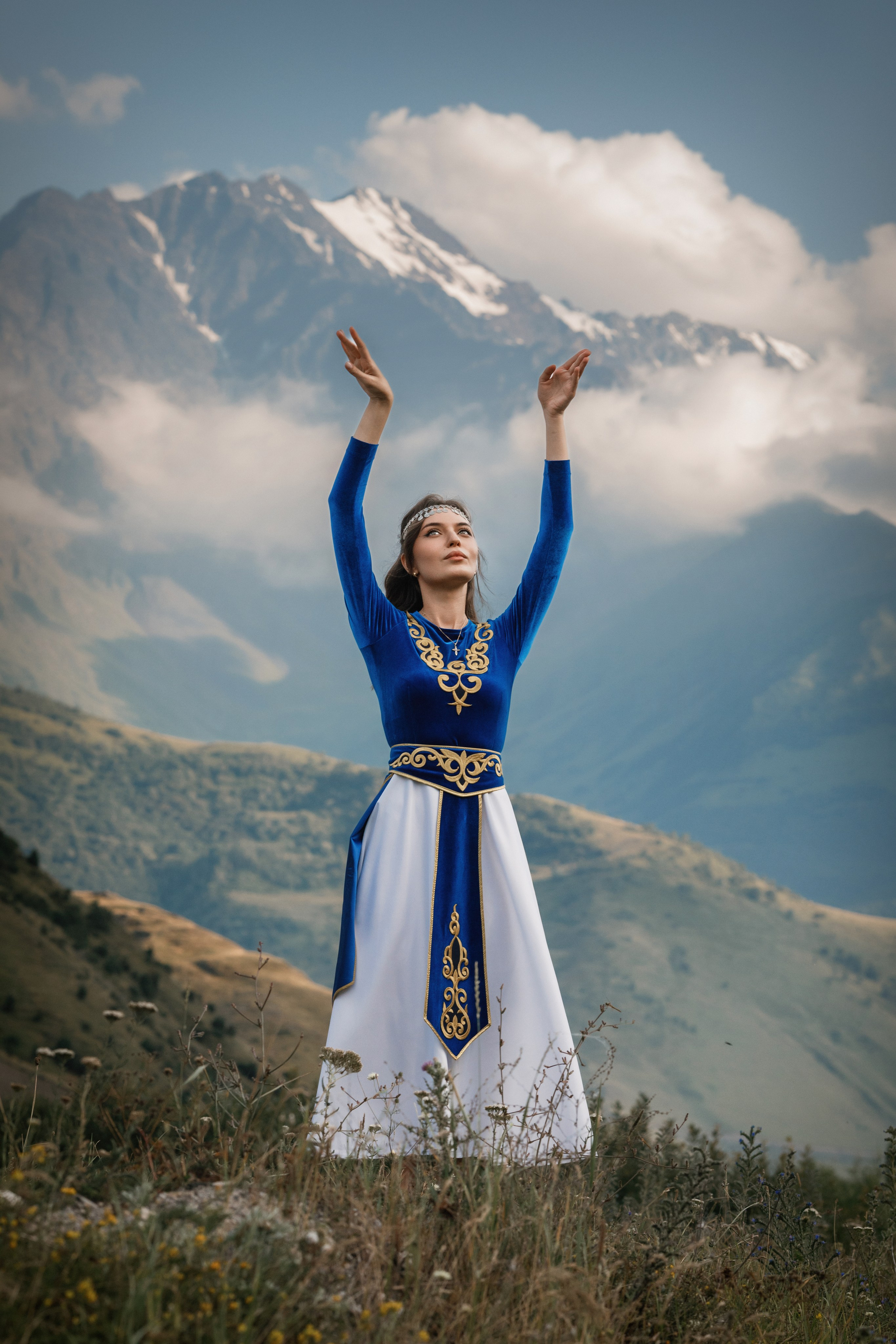 Индивидуальная фотосессия в горах, в армянском национальном платье. Фотограф во Владикавказе Юрий Геворгизов