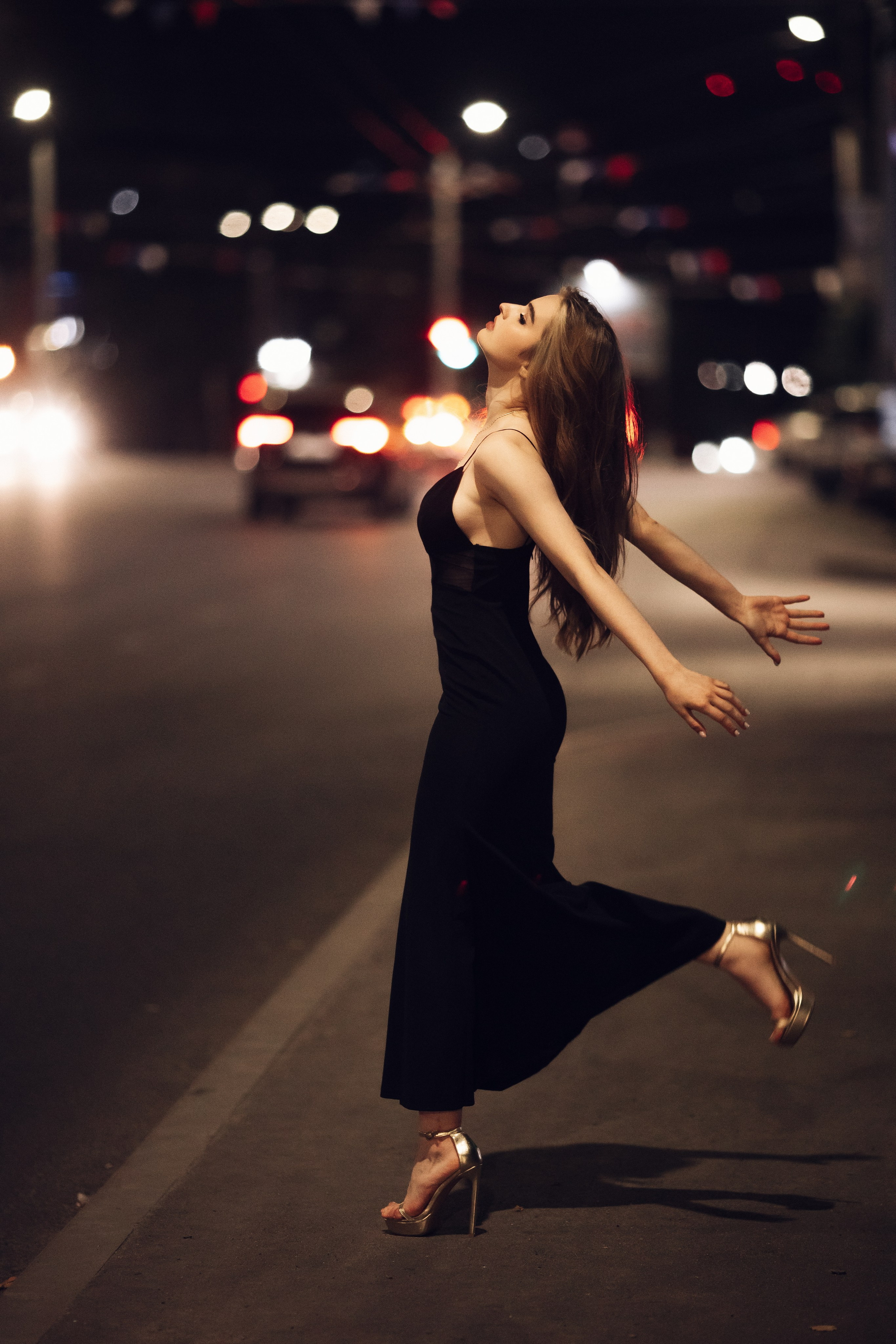 ночь длинное платье и босоножки золотые движение