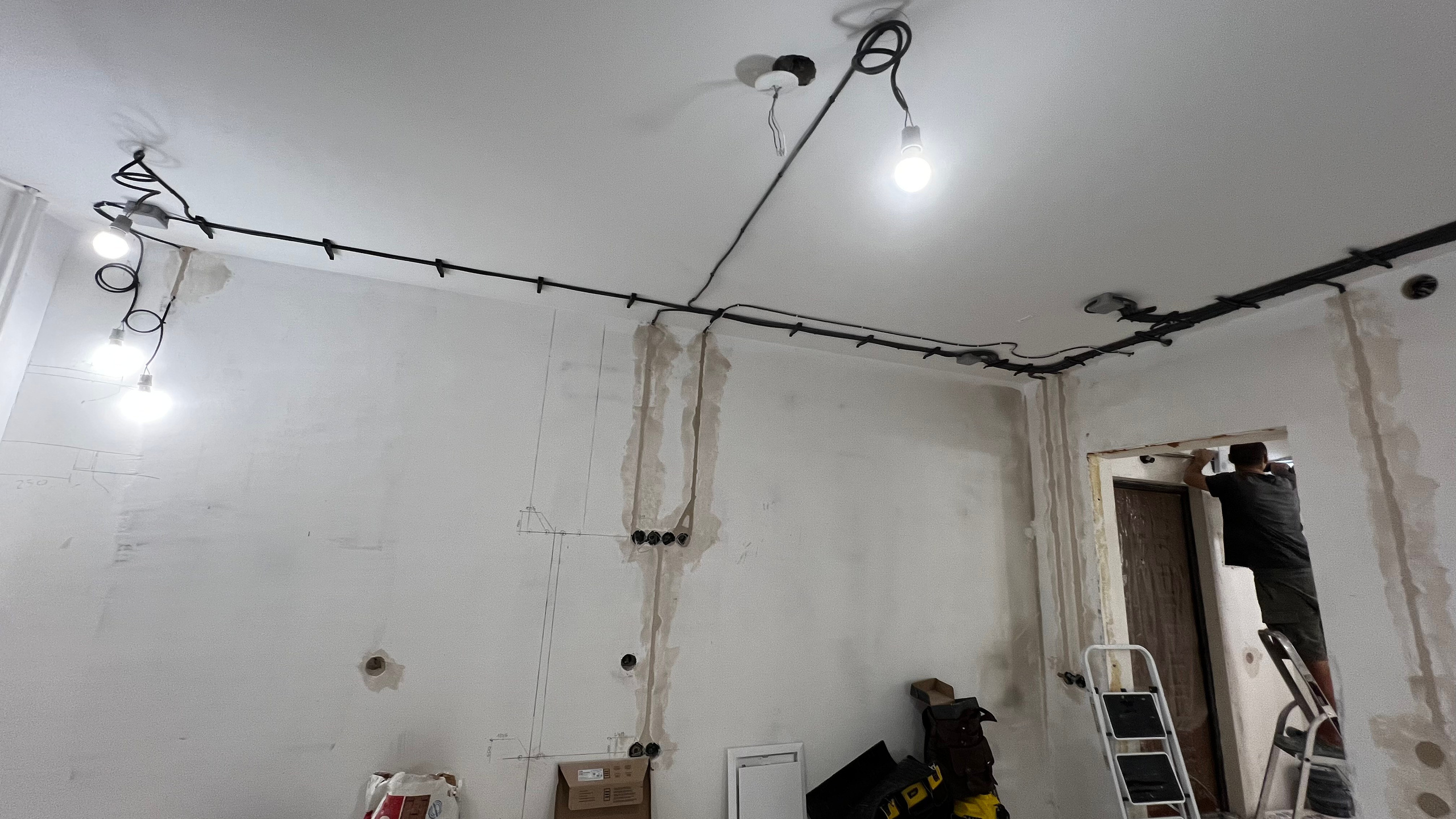 Профессиональные электромонтажные работы в двухкомнатной квартире во Всеволожске. IlluminaSPB — Ваш надежный партнёр в мире электричества