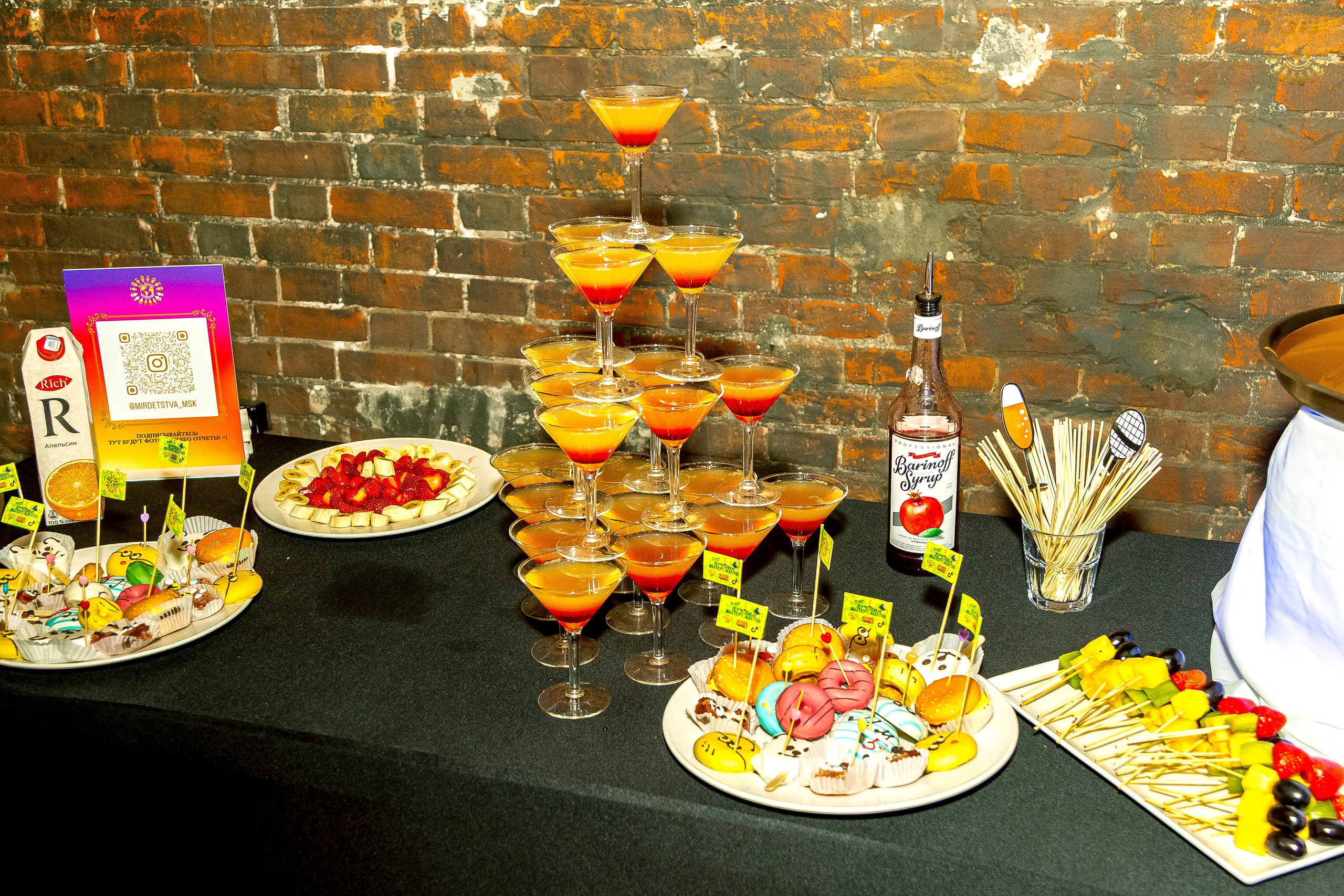 Выпускной 2023 (11-е классы) клуб «Джаггер», Москва. Репортажная съемка в Москве и области. Анималистика