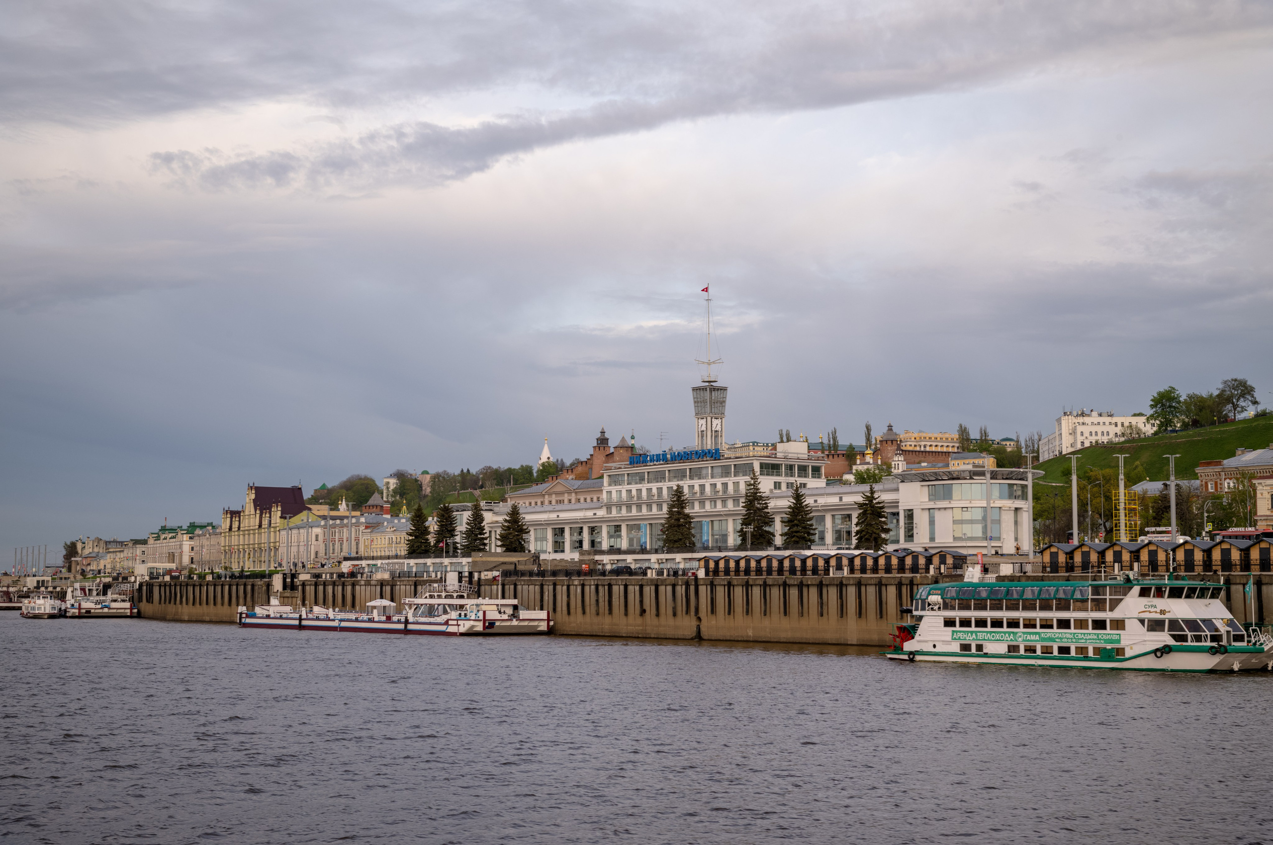 Вид с воды на речной вокзал в Нижнем Новгороде