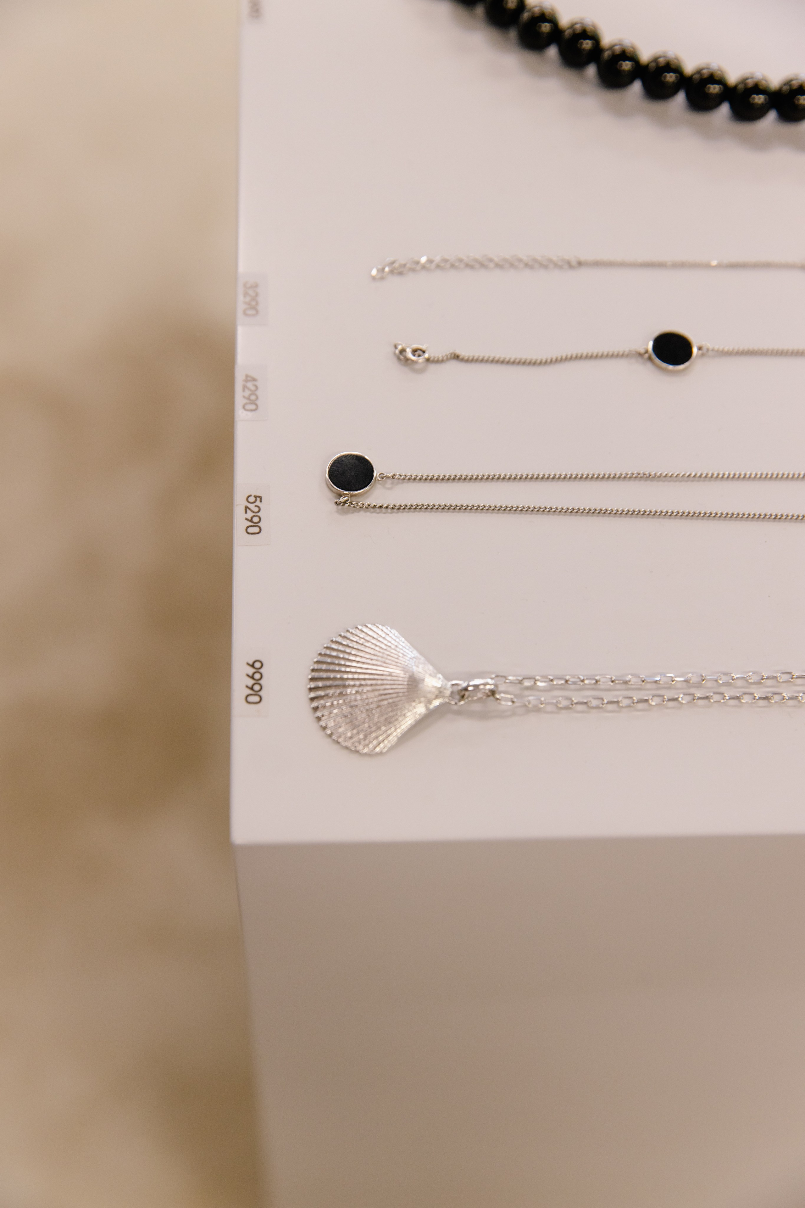 SBLESKOM ​Ювелирный салон Томск Ленина, 72. ГУДРУМ — Мебель на заказ в Томске | Кухни | Шкафы | Стулья и Столы