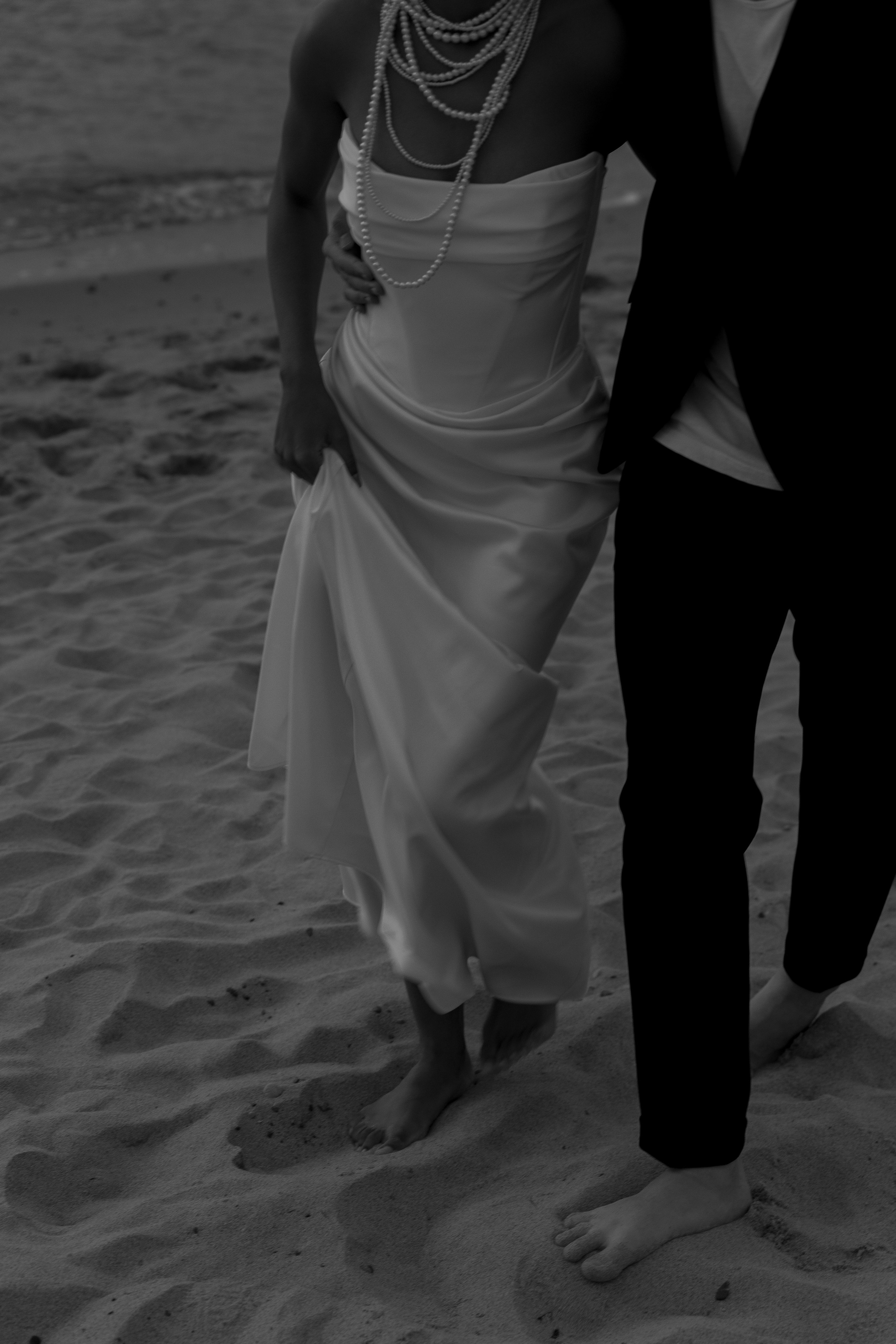 Выездная регистрация на море с белыми розами. Свадебный фотограф Калининград