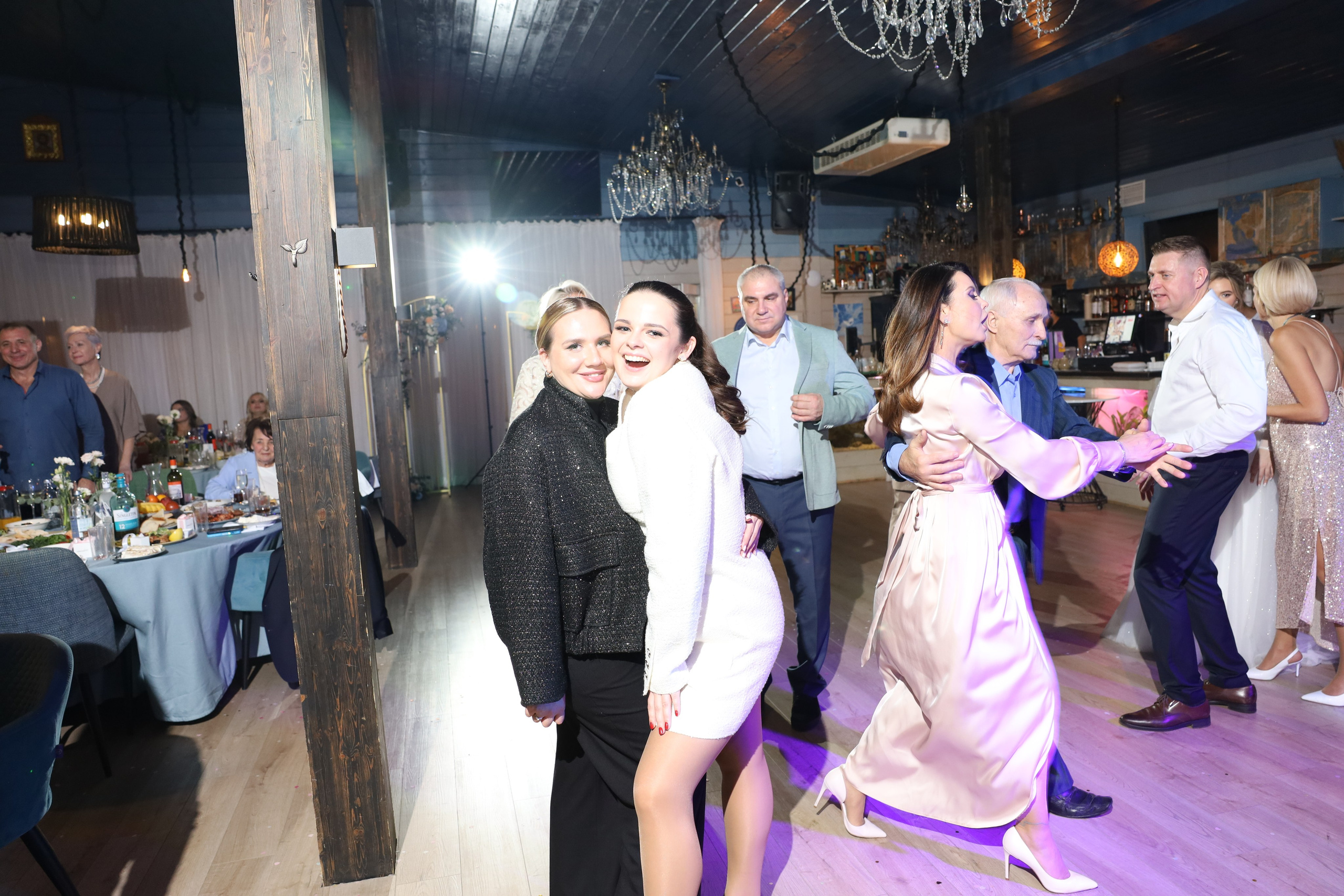 𝒜𝓇𝓉𝑒𝓂 & 𝐿𝓎𝓊𝓈𝓎𝒶 (𝓇𝑒𝓈𝓉𝒶𝓊𝓇𝒶𝓃𝓉). 𝑀𝑜𝓈𝒸𝑜𝓌. Свадебный фотограф в Санкт-Петербурге