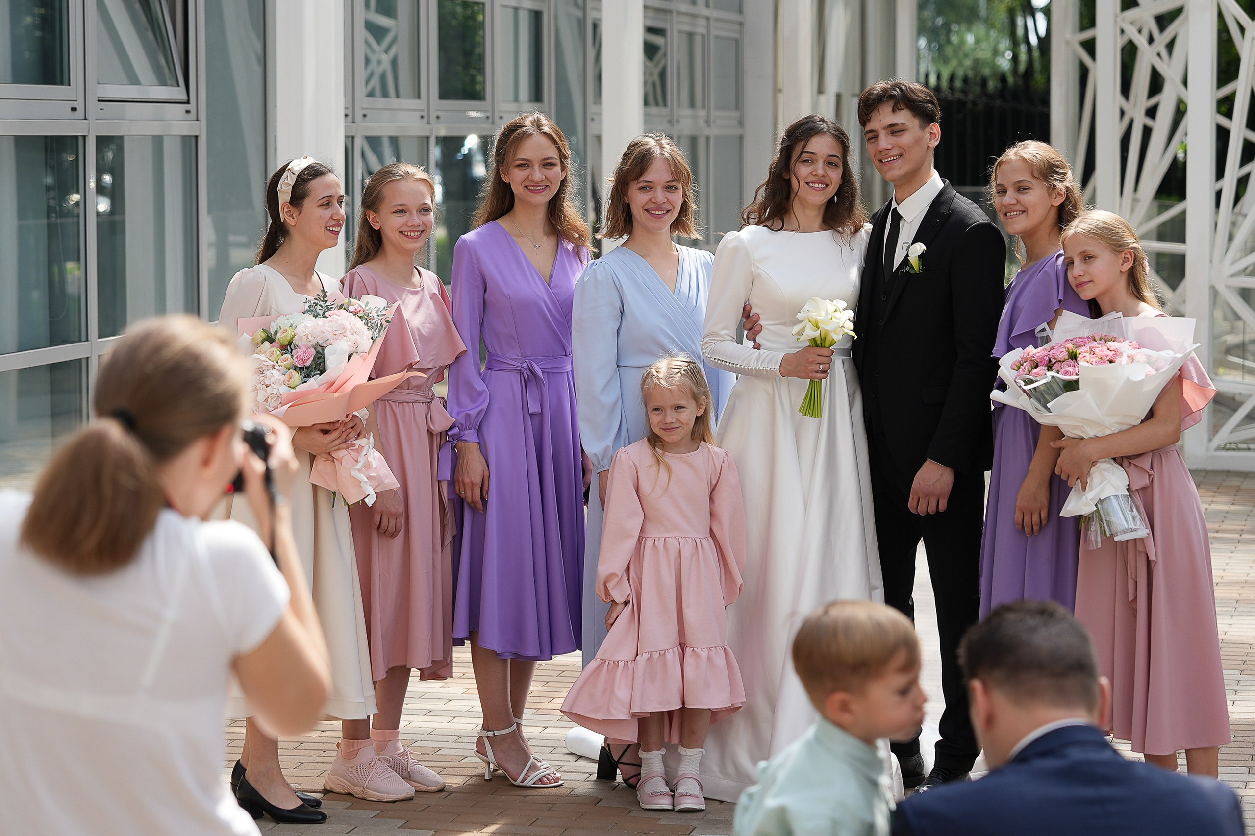 общая фотография гостей невесты и жениха