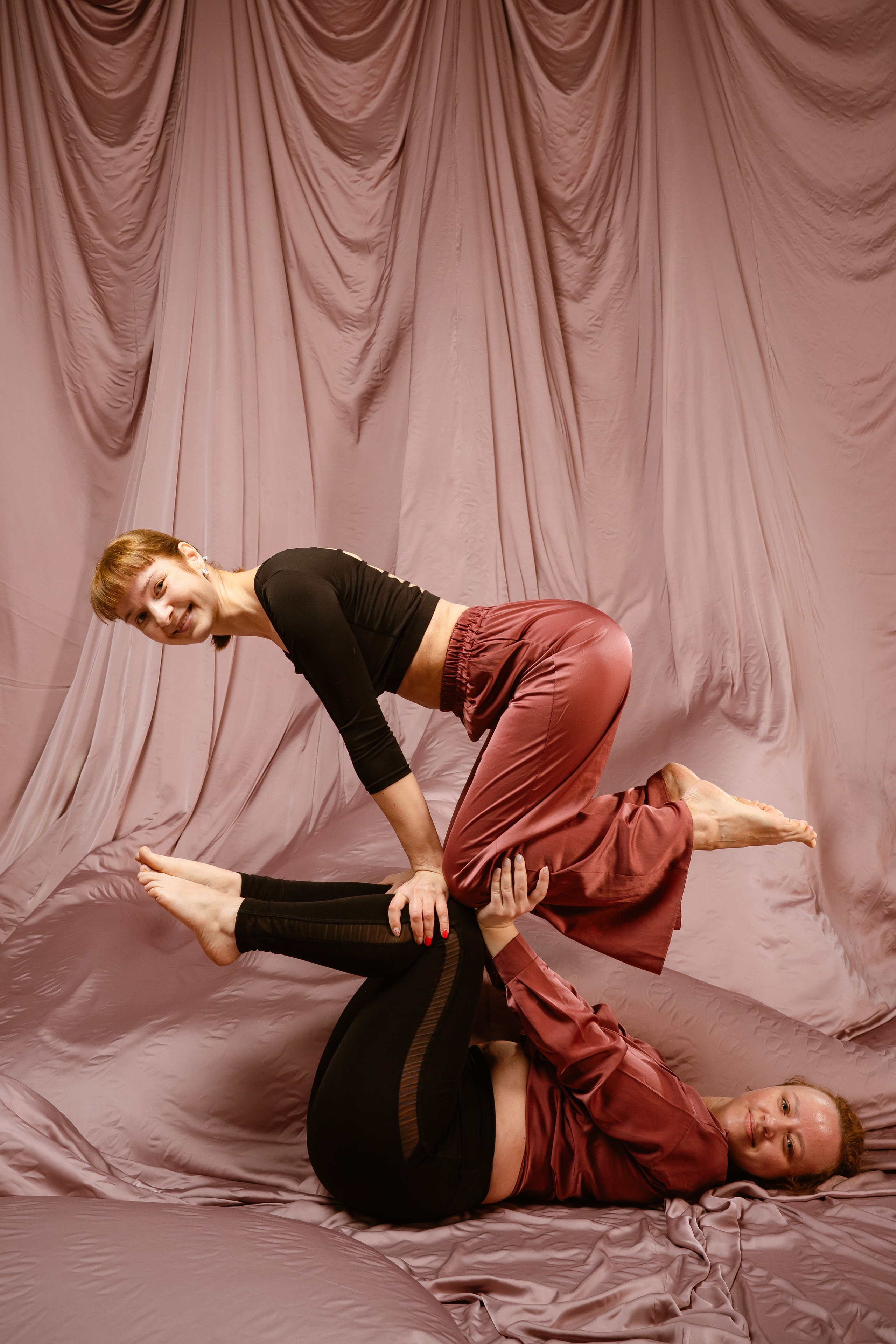 Фотосессия Акройогов с развевающейся тканью. Фотограф в Томске Григорий Шаповалов