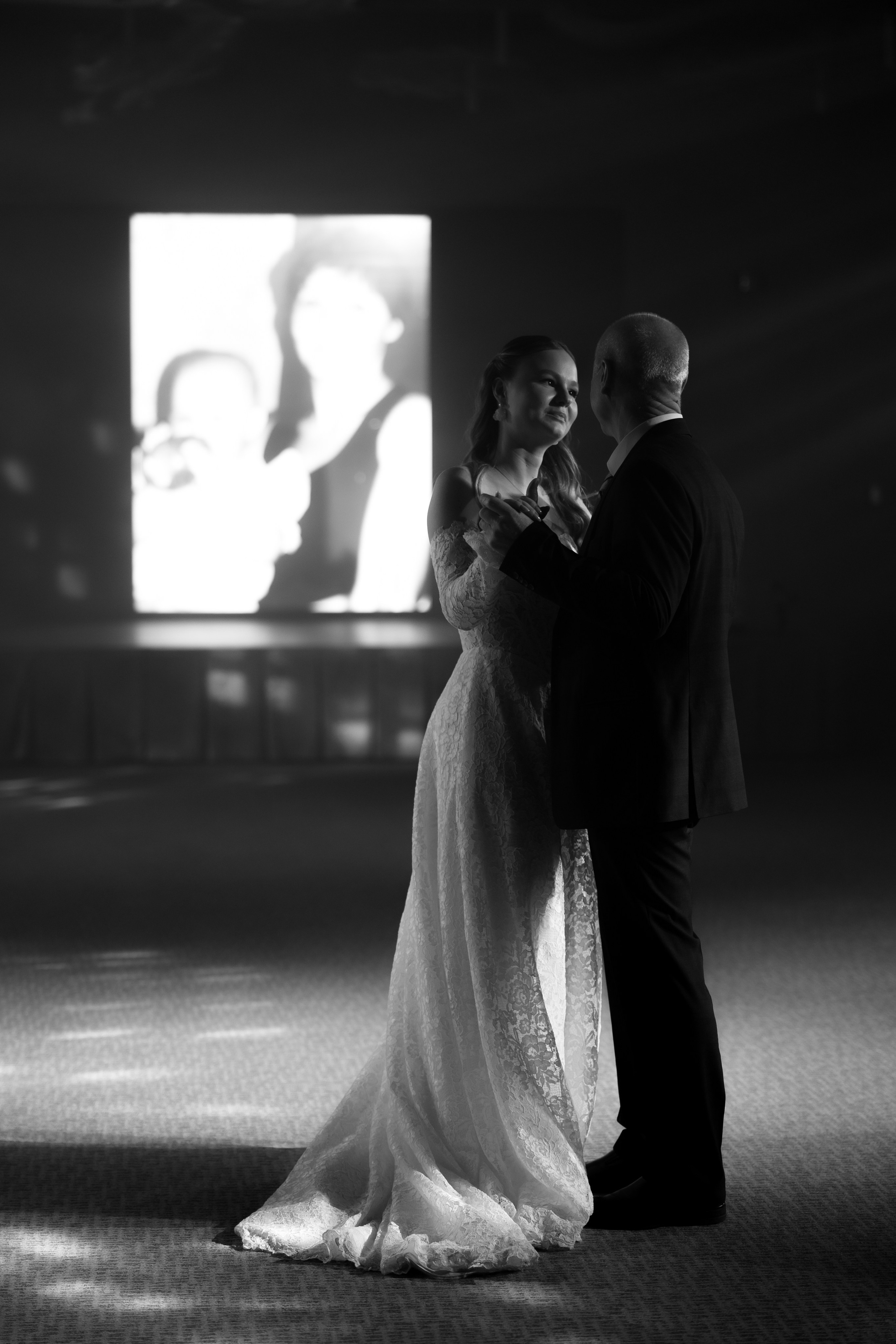 Таня и Тимур, утренние сборы в квартире и свадебный ужин. Фотограф любви в городе Казань