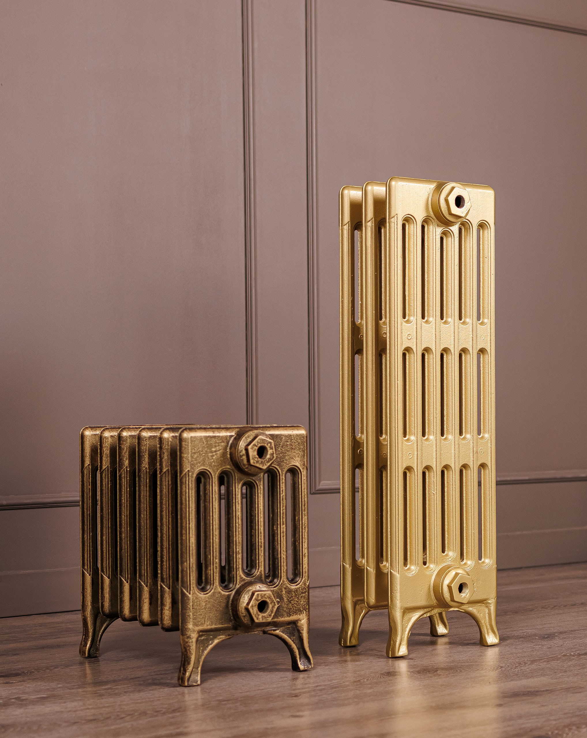 Предметные фотографии дизайнерских радиаторов отопления в стиле ретро