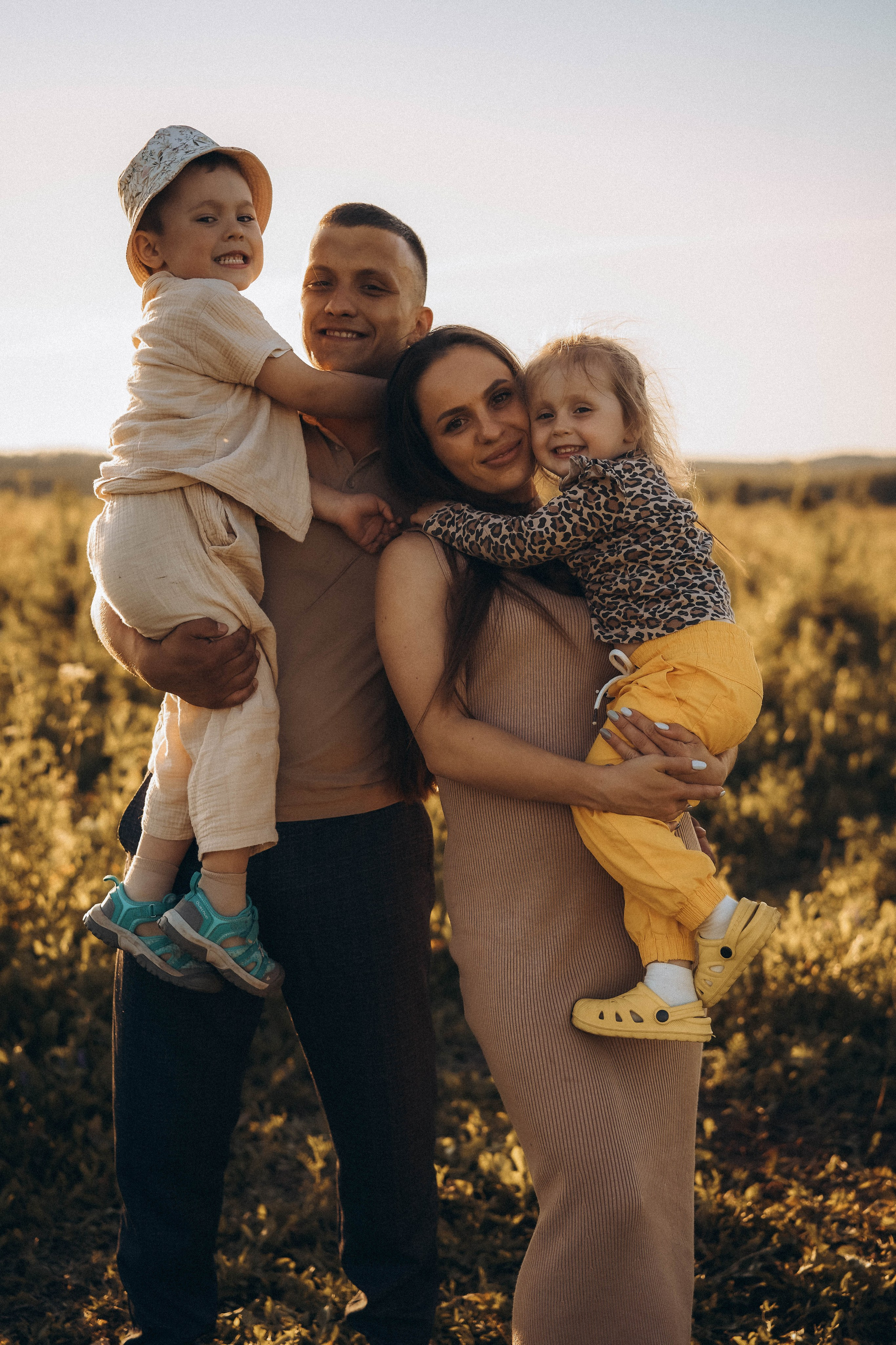 Семейная сьемка в поле на закате. Фотограф Екатеринбург Кокшарова Александра