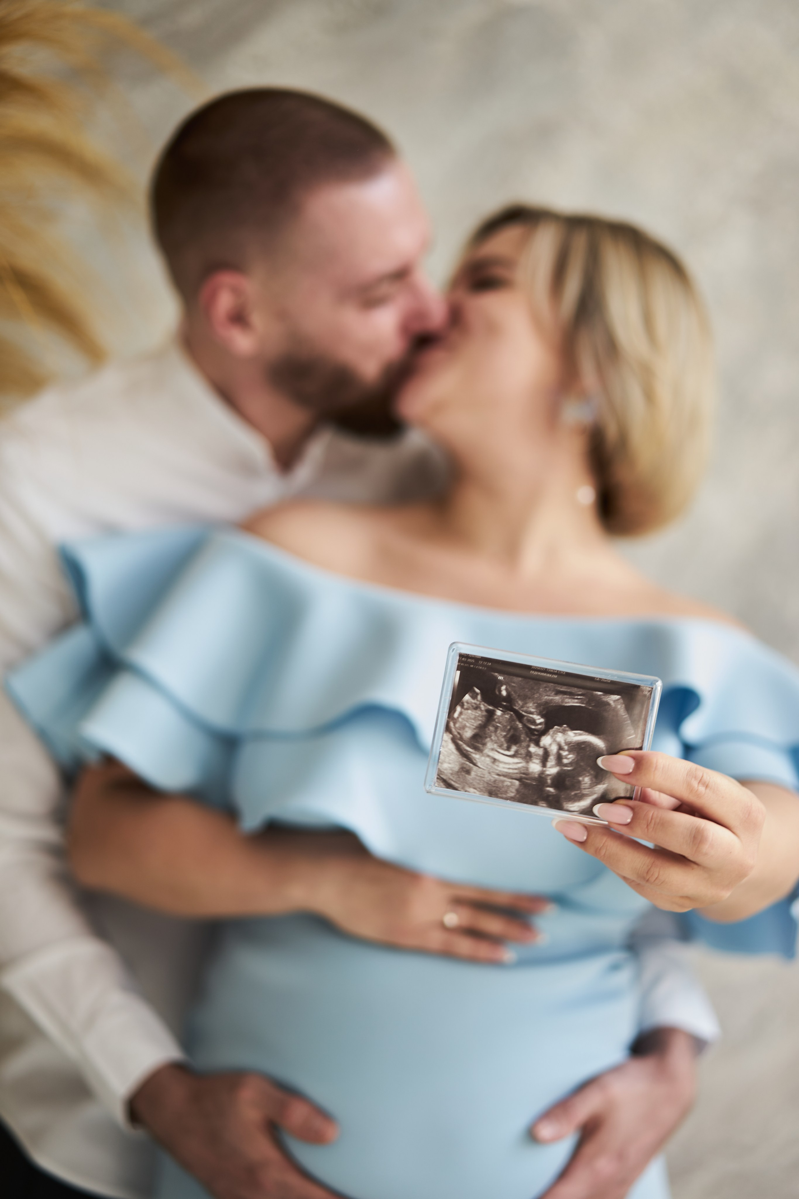 Беременность съемка пары в студии. Фотограф Екатеринбург Кокшарова Александра