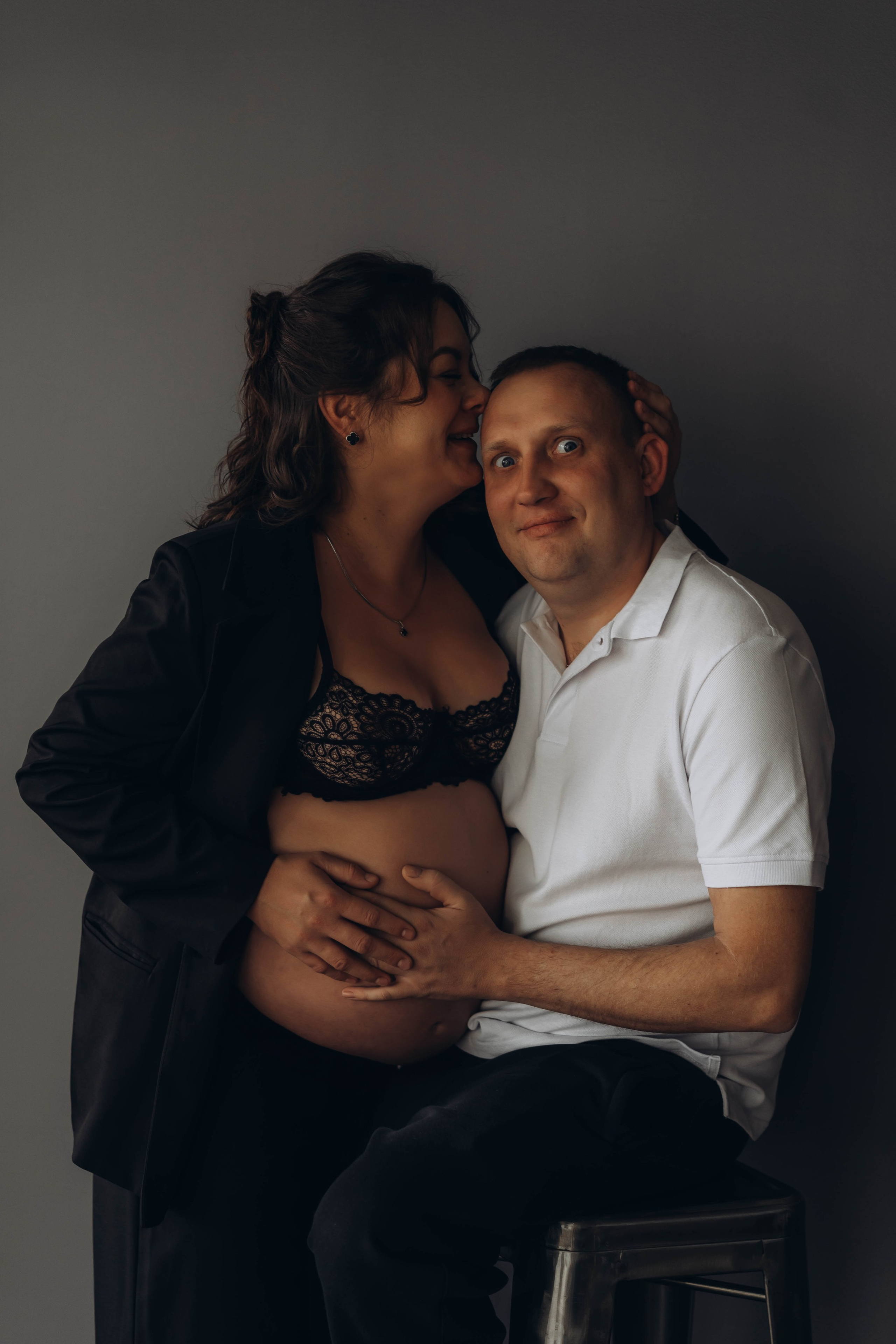 Беременность съемка пары в студии. Фотограф Екатеринбург Кокшарова Александра