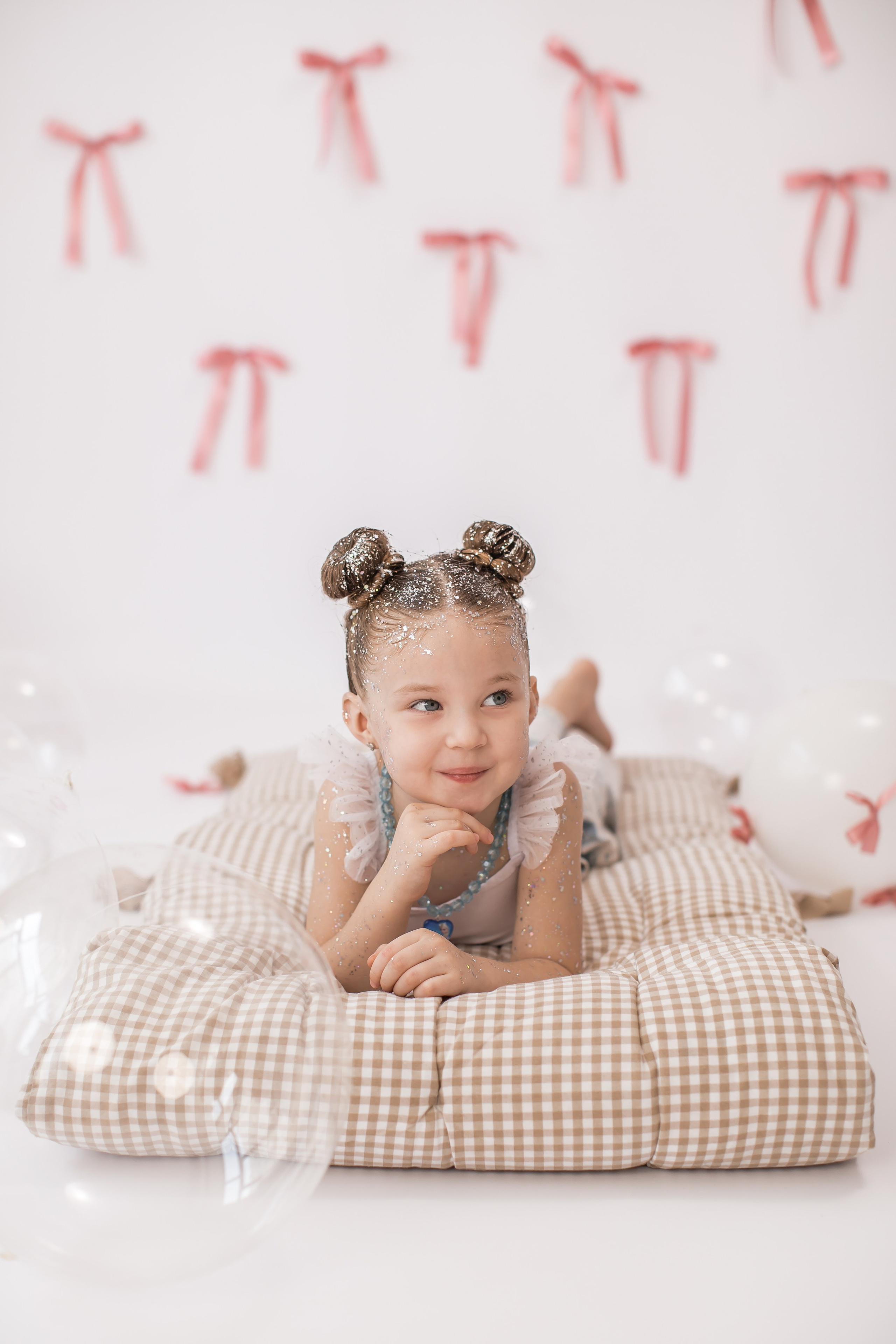 День рождение от 4 до 18 лет (на белом фоне). Детский семейный фотограф на первый годик город Новосибирск Дымова Светлана пакеты всё включено 1-3 года