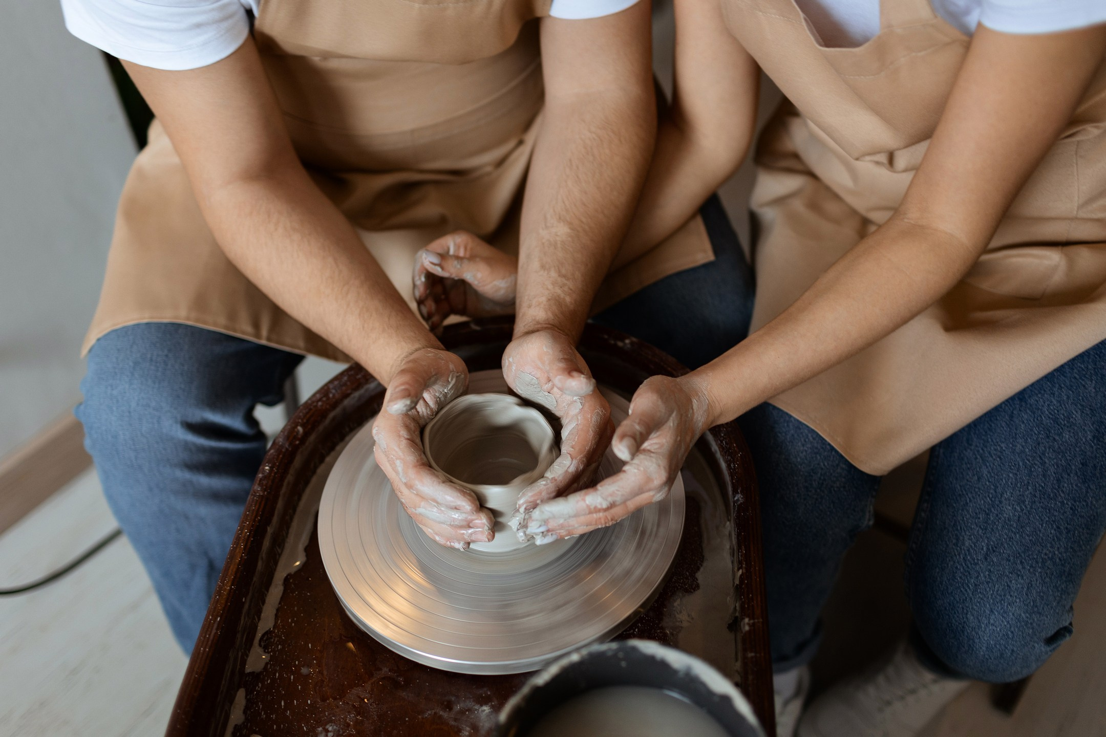  Романтичная фотосессия за гончарным кругом в Москве, глиняная текстура  