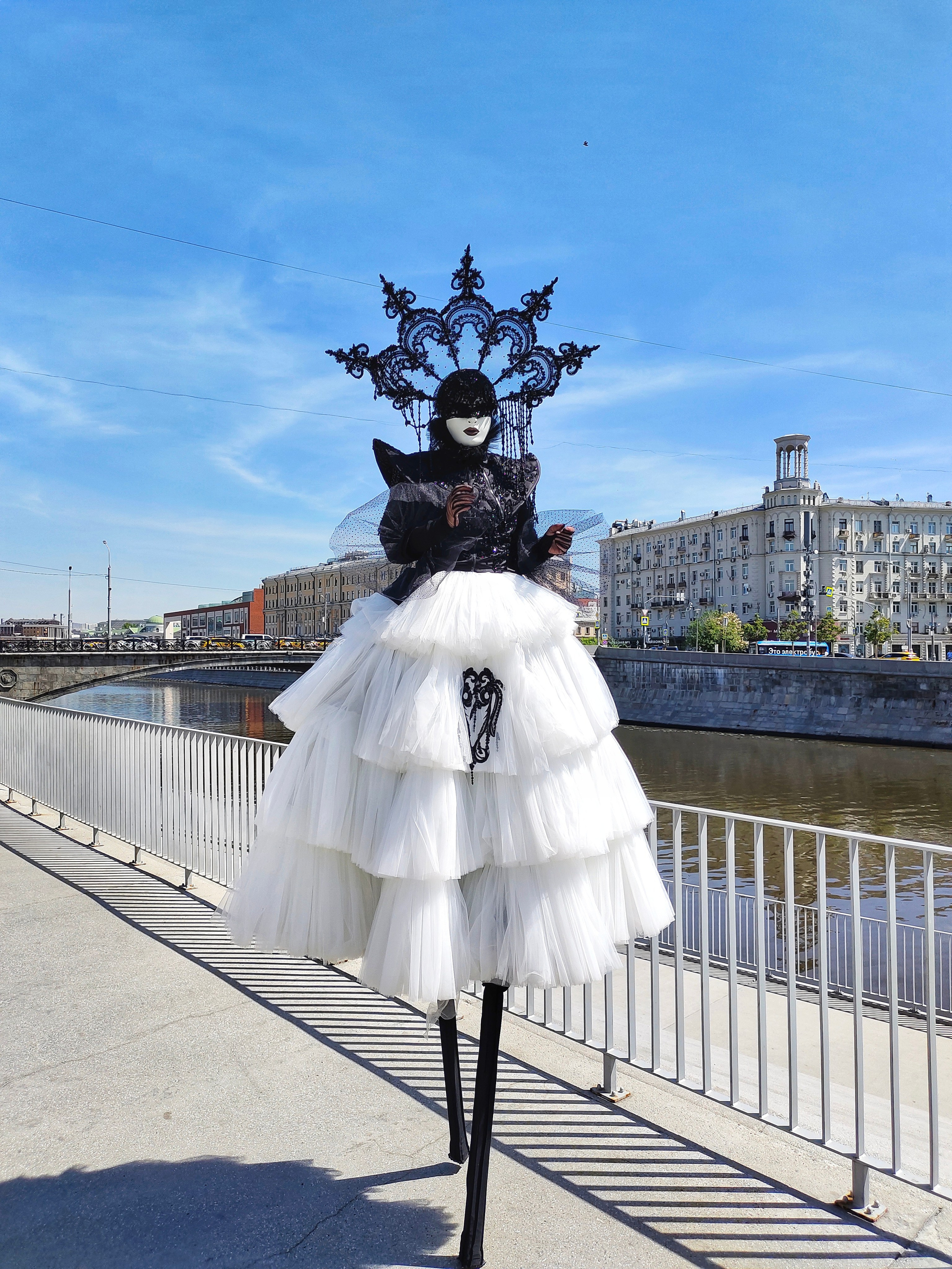 Персонаж Сажа. Мимы и Ходулисты на встречу гостей. Москва