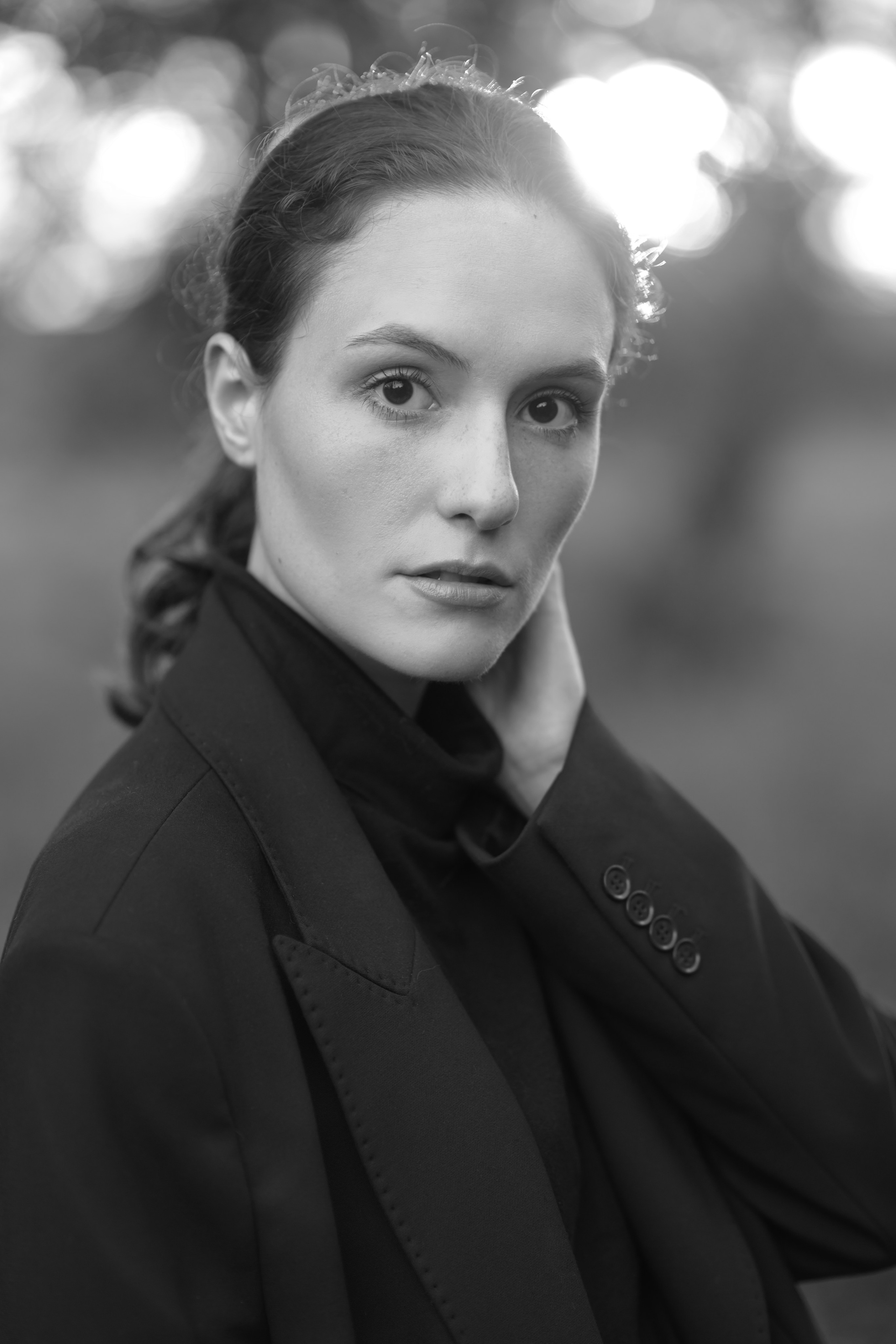 Черно-белая концептуальная фотосессия на природе