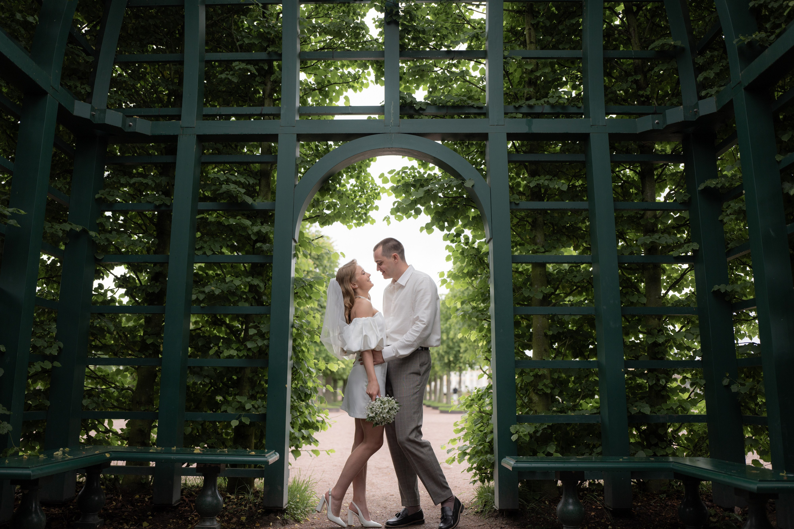 Свадебная фотосессия в Верхнем парке Петергофа. Влюбленные в арке из зелени
