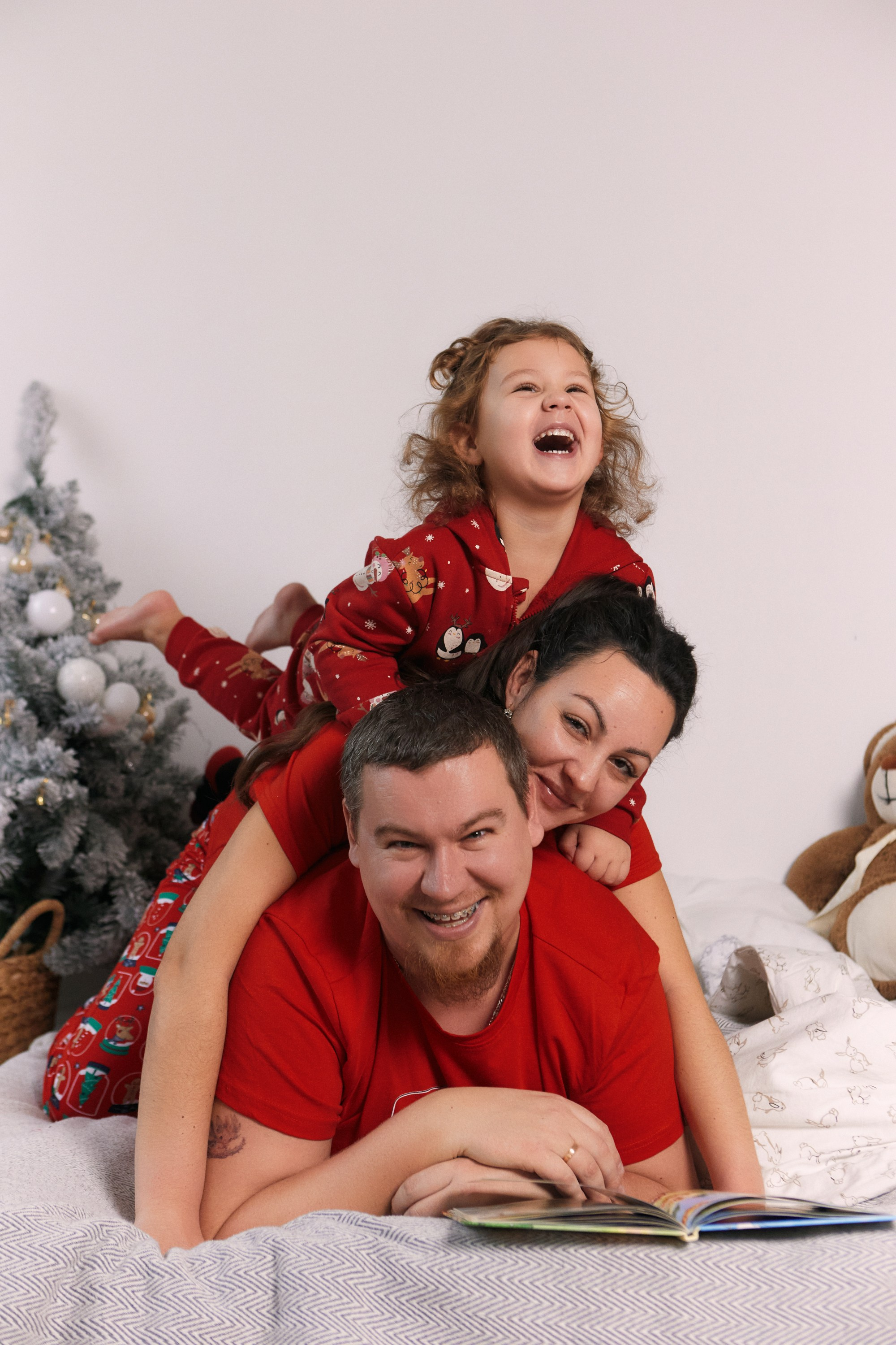 семейная фотосессия, фотограф Москва, фотограф в Москве, фотосессия с детьми, новогодняя фотосессия, фотосессия с дочкой, семейная фотосессия в студии, фотосессия на день рожденья, семейный фотограф, фотосессия в подарок, часовая фотосессия, идеи для семейной фотосессии, позы для семейной фотосессии, фотосессия для папы и дочки, образ для семейной фотосессии, стилизация семейной фотосессии, семейная фотосессия в студии, фотосессия в студии с детьми