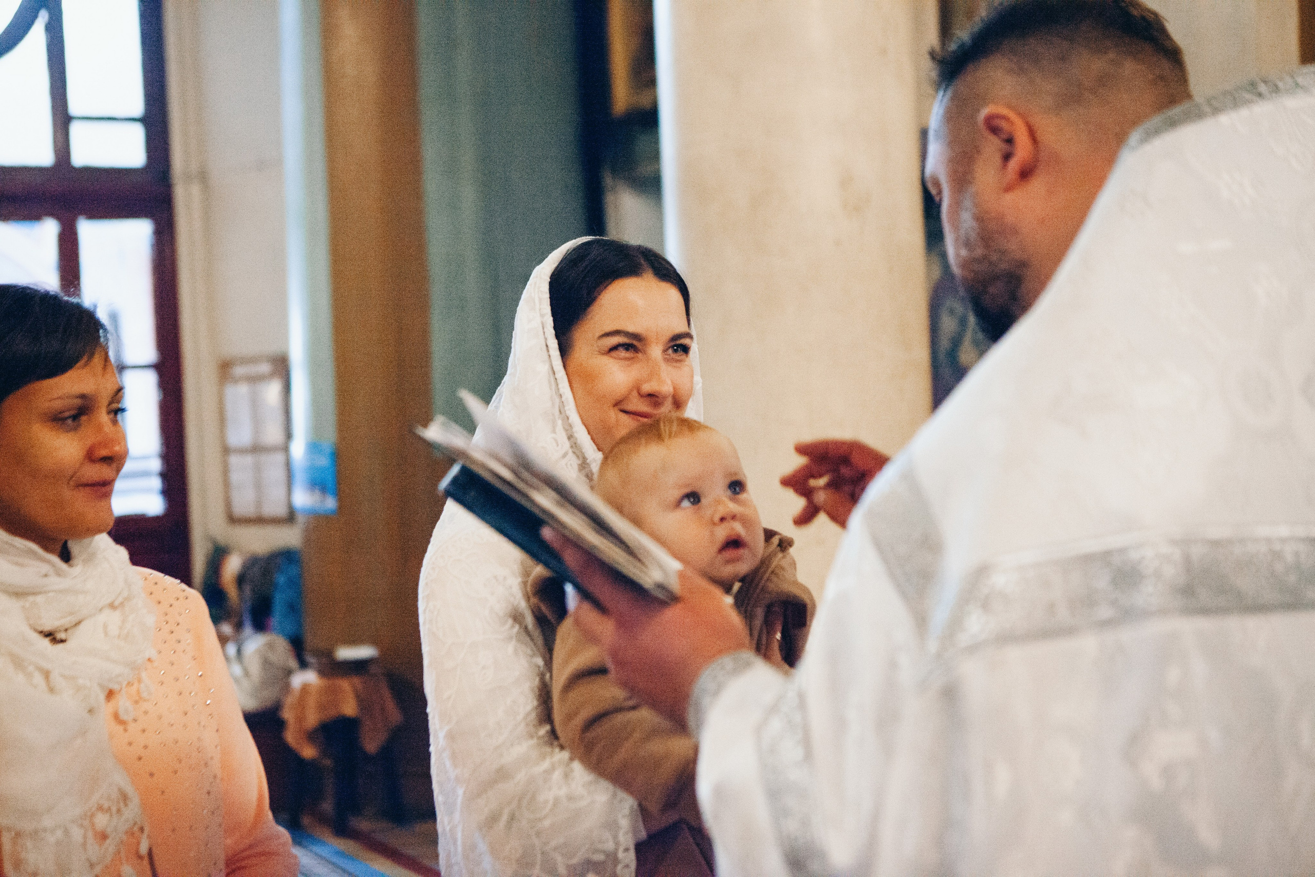 Крещение ребенка в церкви. Фотограф Ольга Ефремова