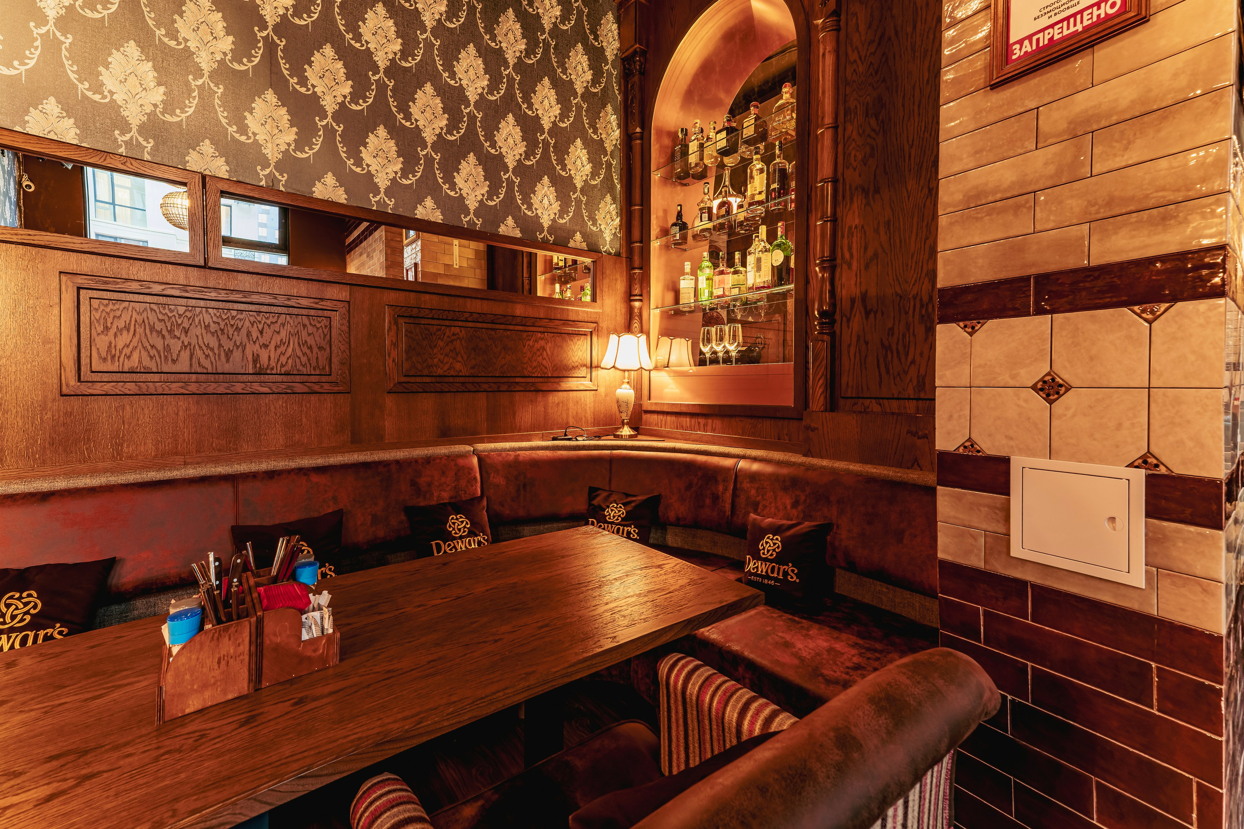 Алматы, Fuller's 4you — камерный паб в верхней части города, апрель 2025. Интерьерный фотограф Алматы