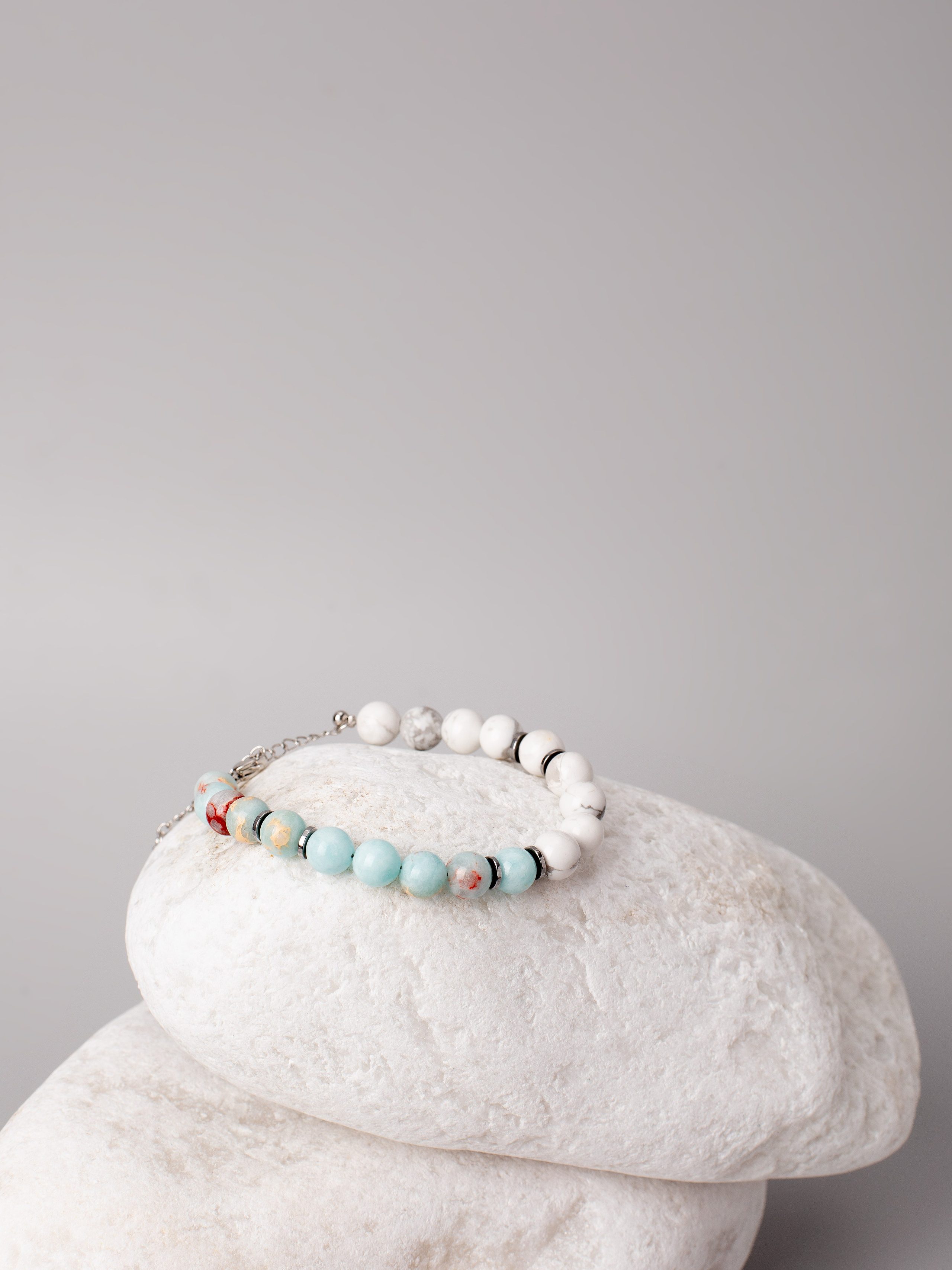 Браслеты ручной работы. Фотостудия предметной и модельной съёмки для маркетплейсов