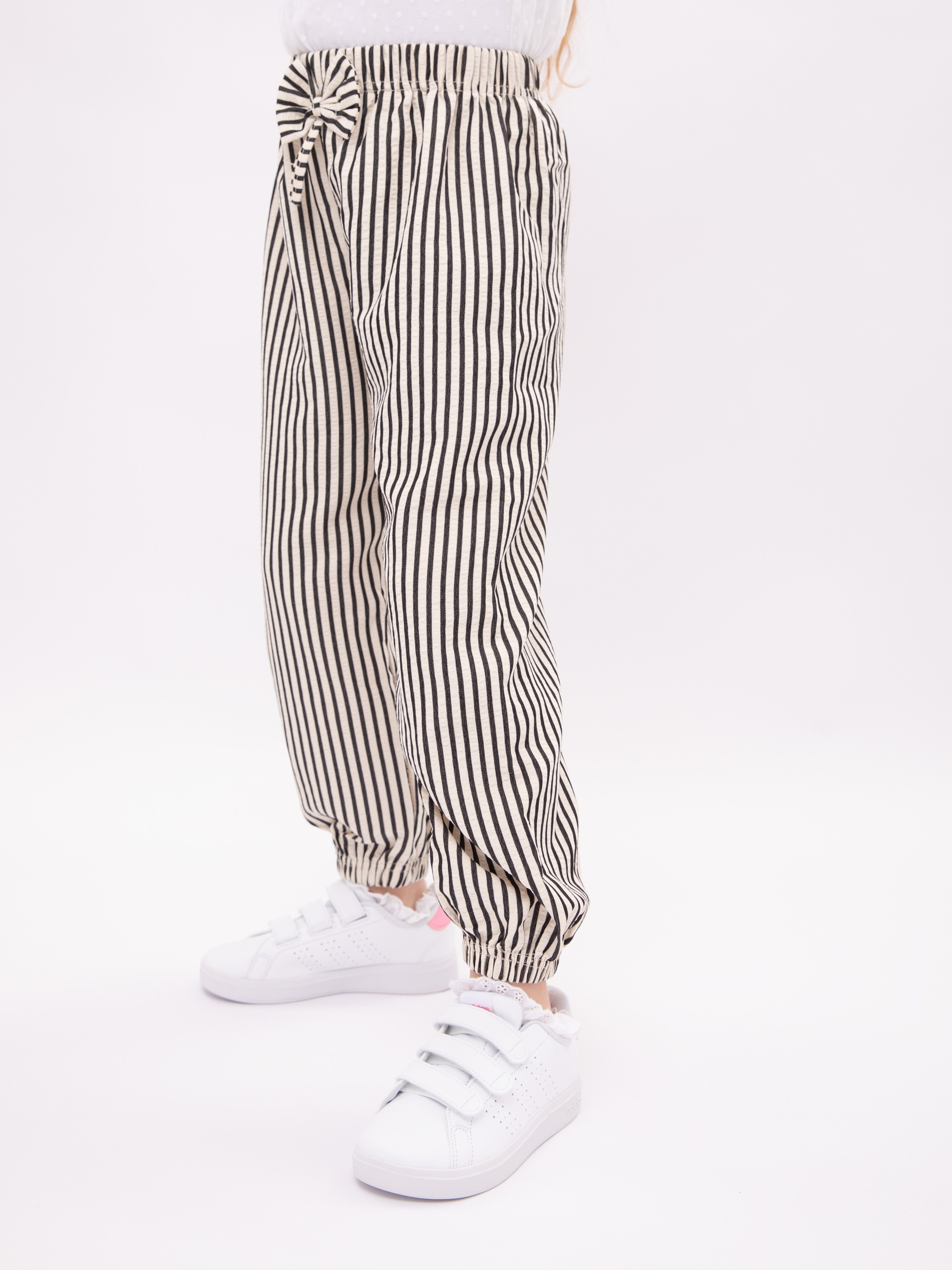 Детские летние брюки. Фотостудия предметной и модельной съёмки для маркетплейсов