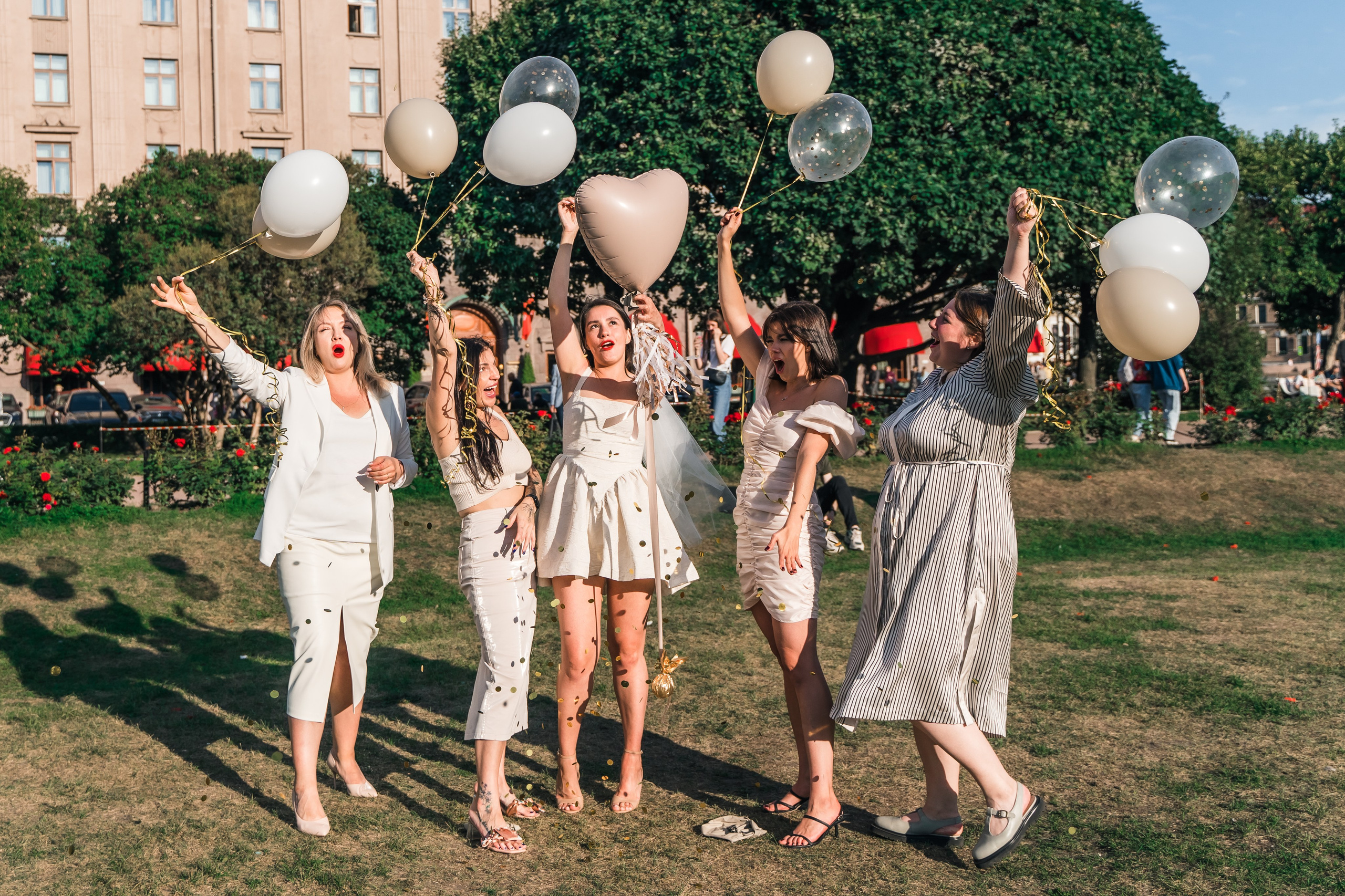 Фотосъемка девичника, встреча девушек, веселые женские портреты