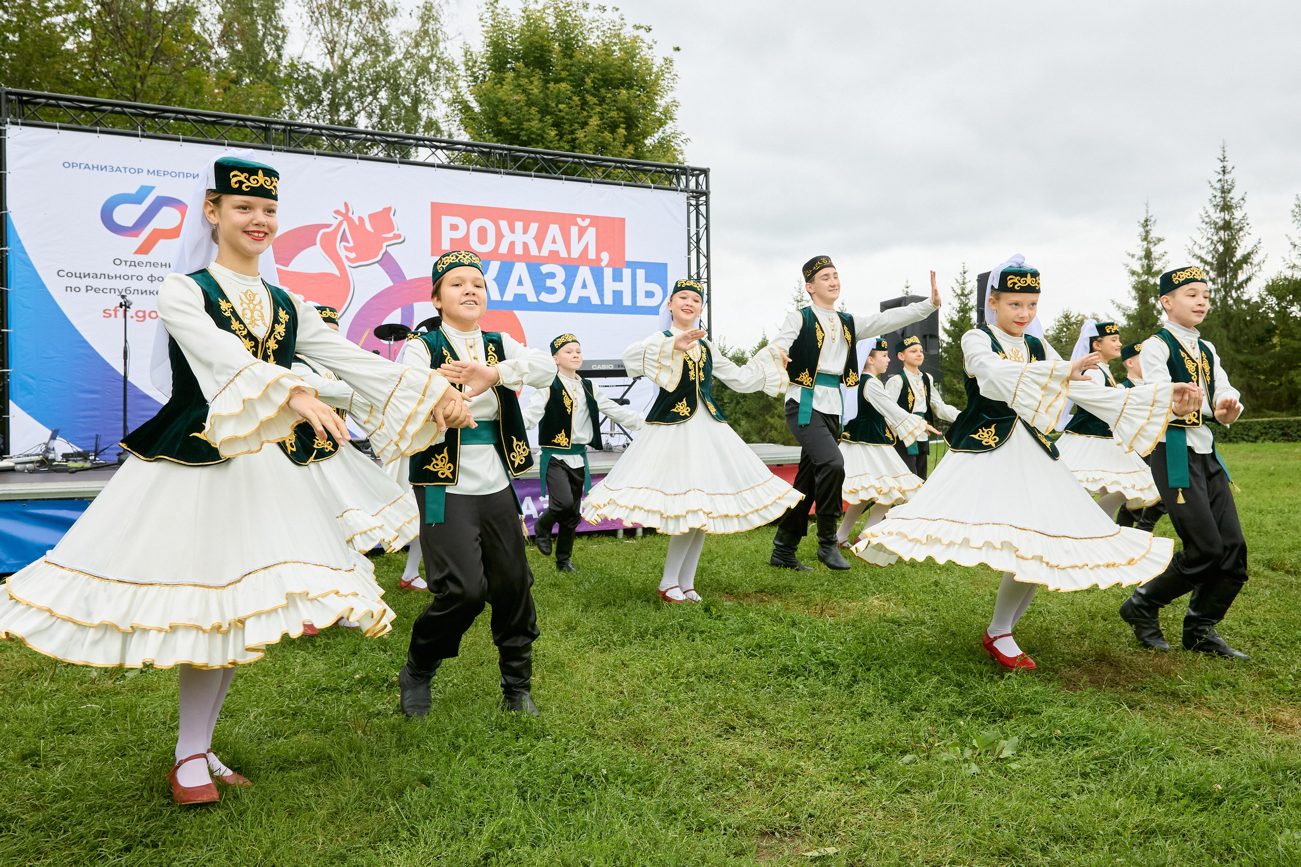Рожай, Казань!. Мое имя Раиль. Я репортажный фотограф в Казани, так же мой любимый жанр — свадебный фотограф