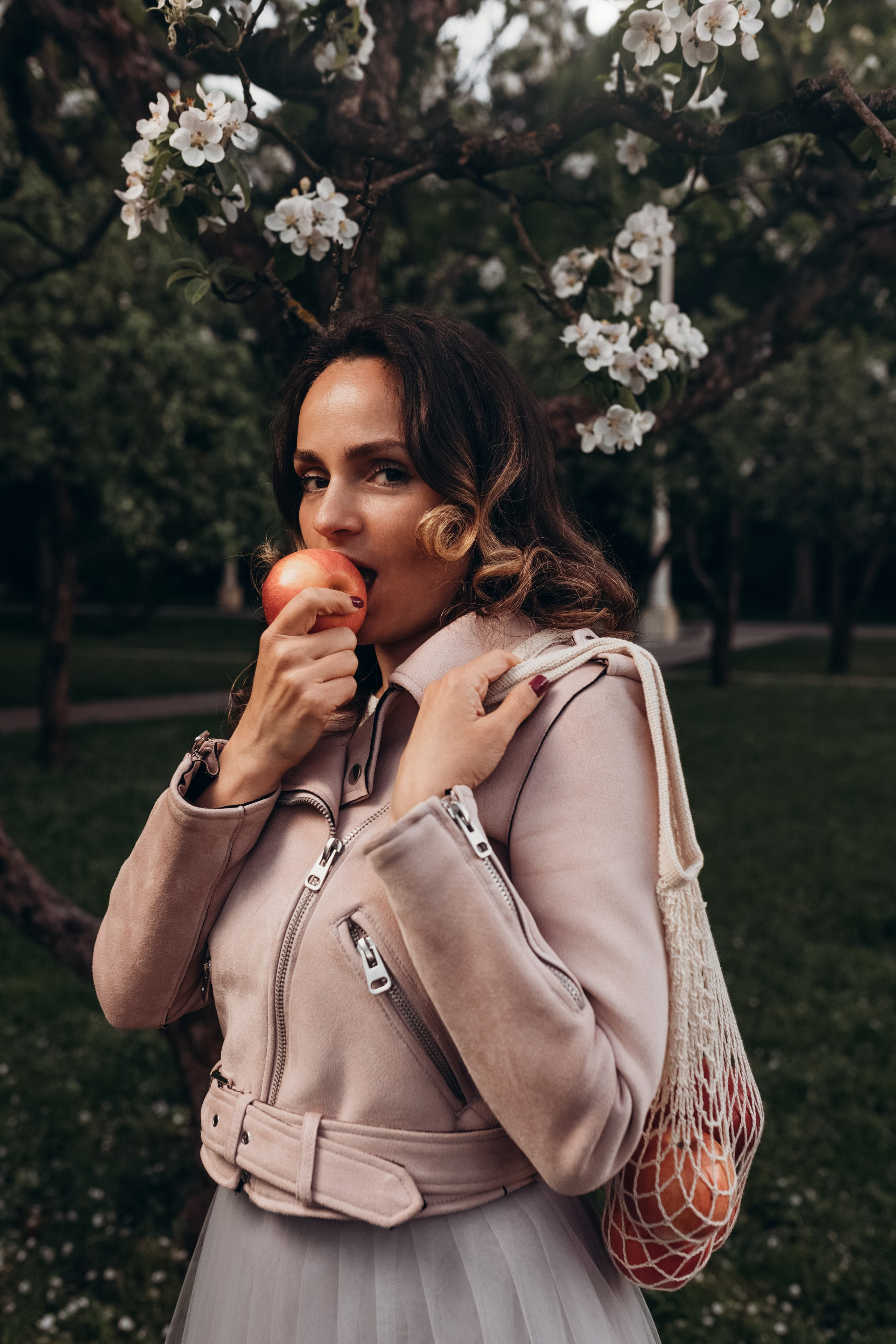 фотосессия в парке для девушки с яблоками