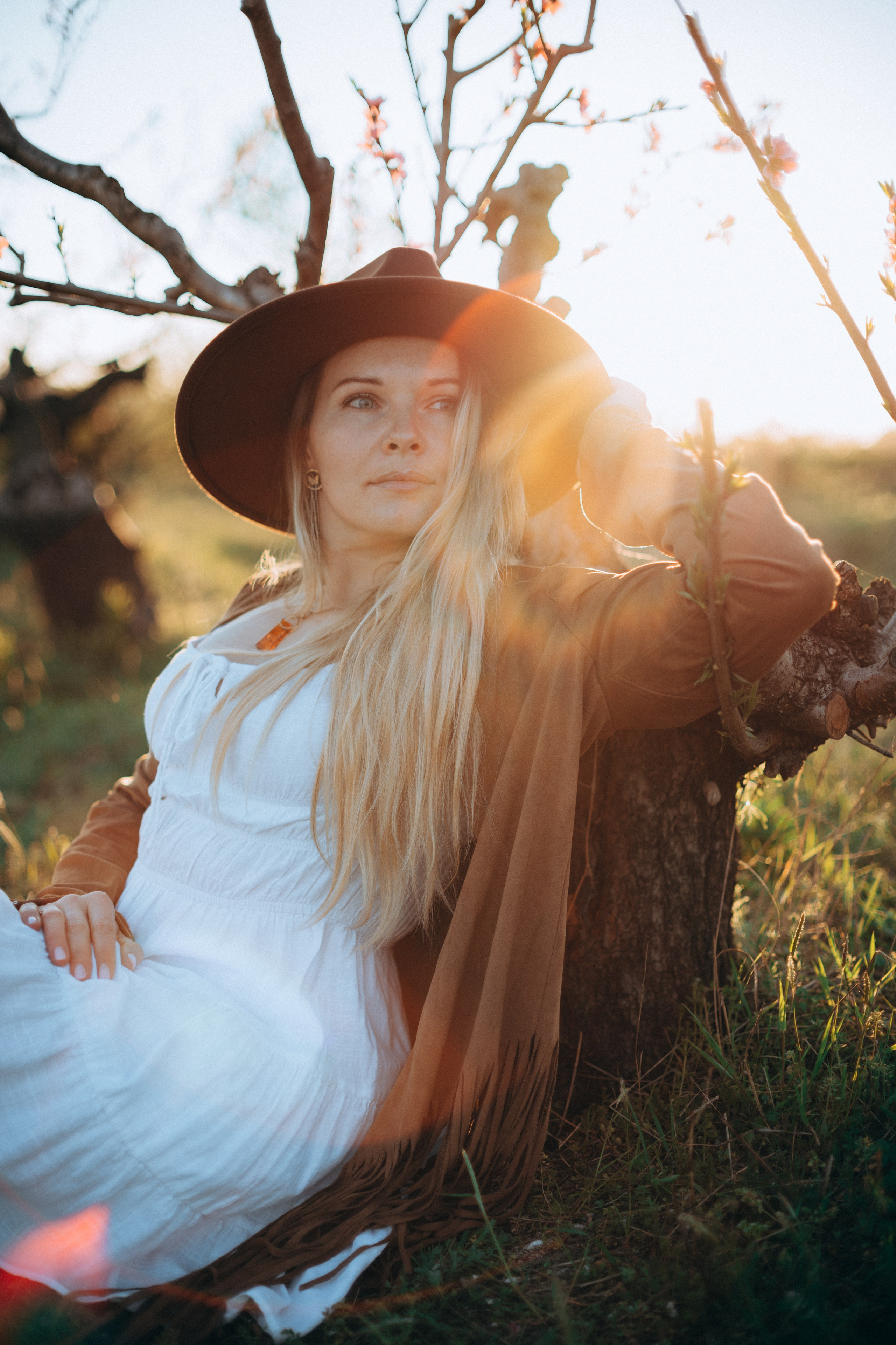 Женская фотосессия в персиковых цветениях. Портретный свадебный фотограф Крым | Евгения Щитенко