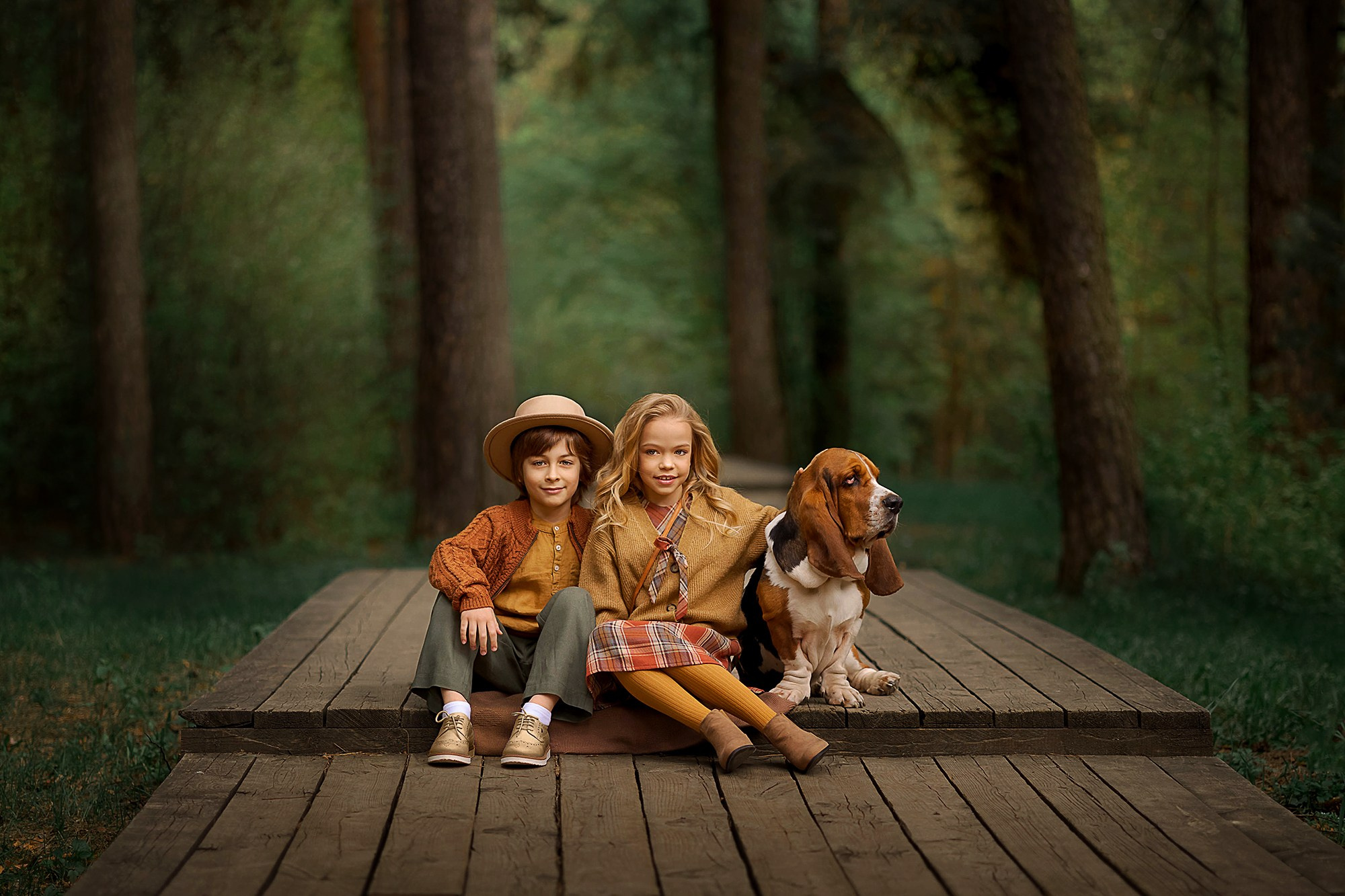 Дети на прогулке с собакой