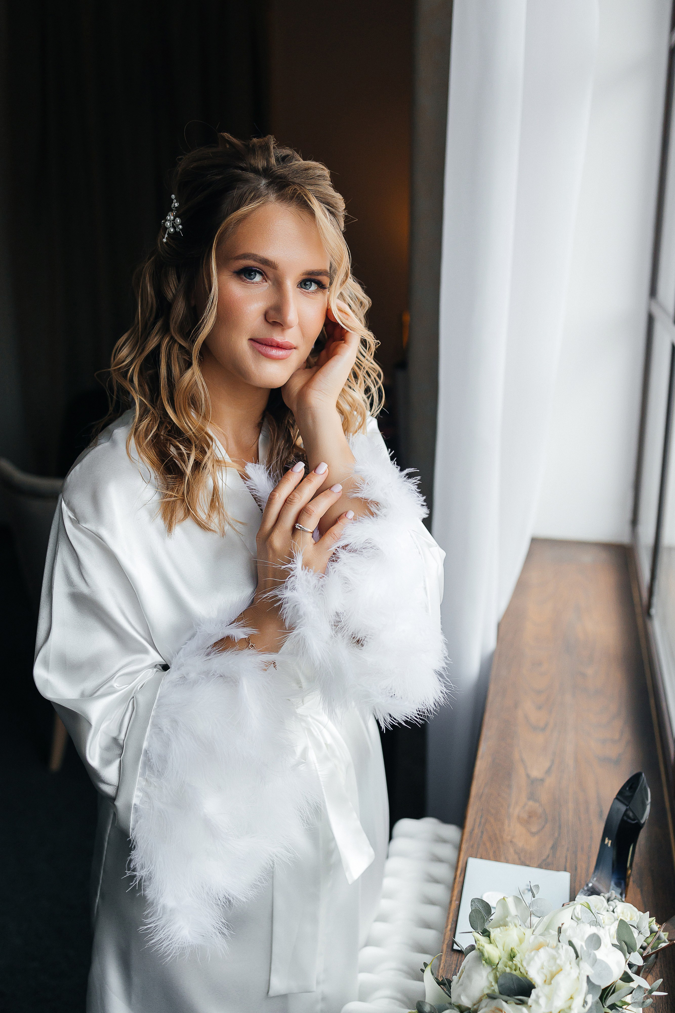 Трогательная выездная церемония в уютном дворике отеля. Олег Сверчков | Свадебный фотограф Вологда