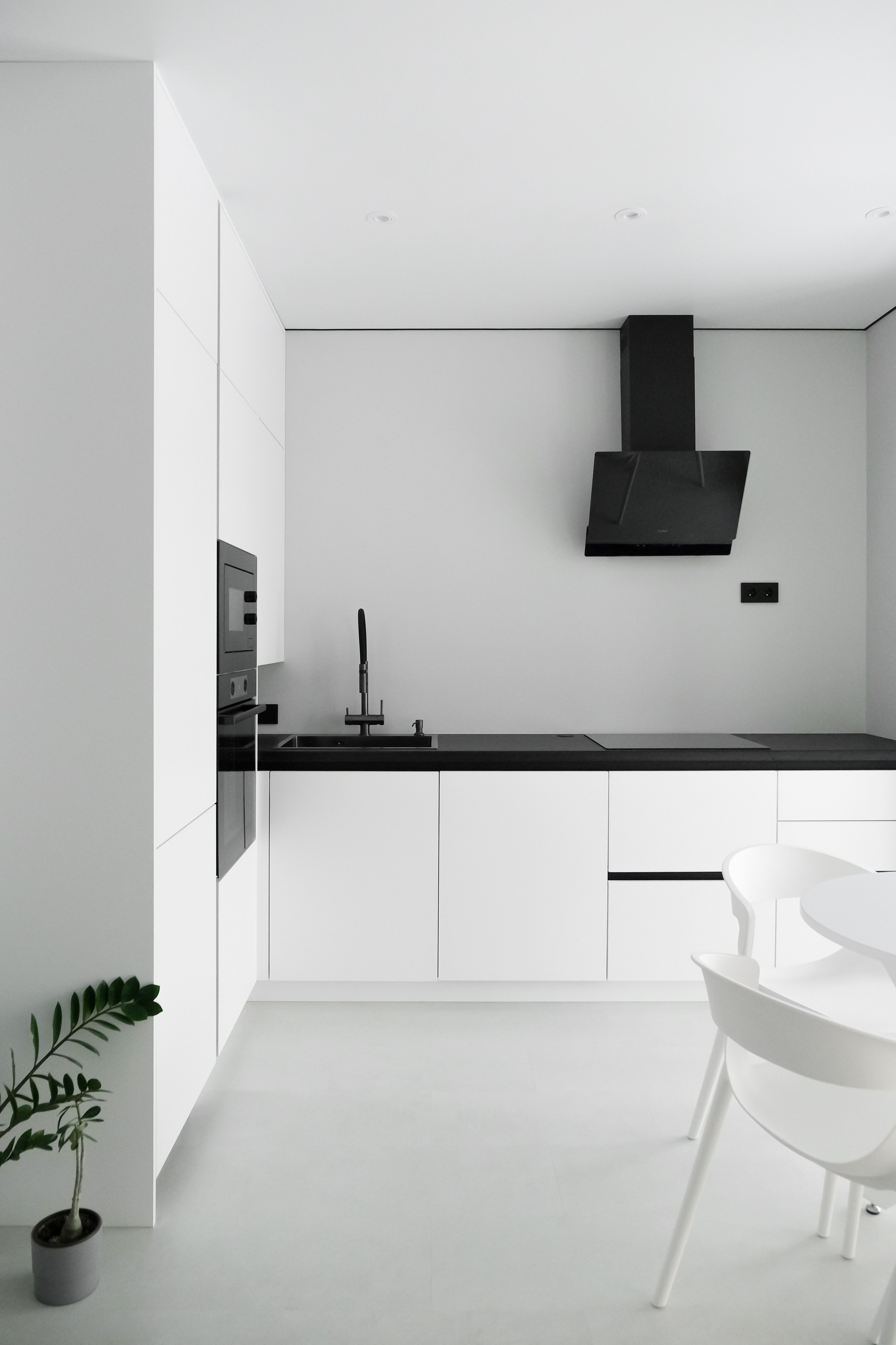 Мебель на заказ в Томске ЖК Михайловский Парк | Минималистичная кухня. ГУДРУМ — Мебель на заказ в Томске | Кухни | Шкафы | Стулья и Столы