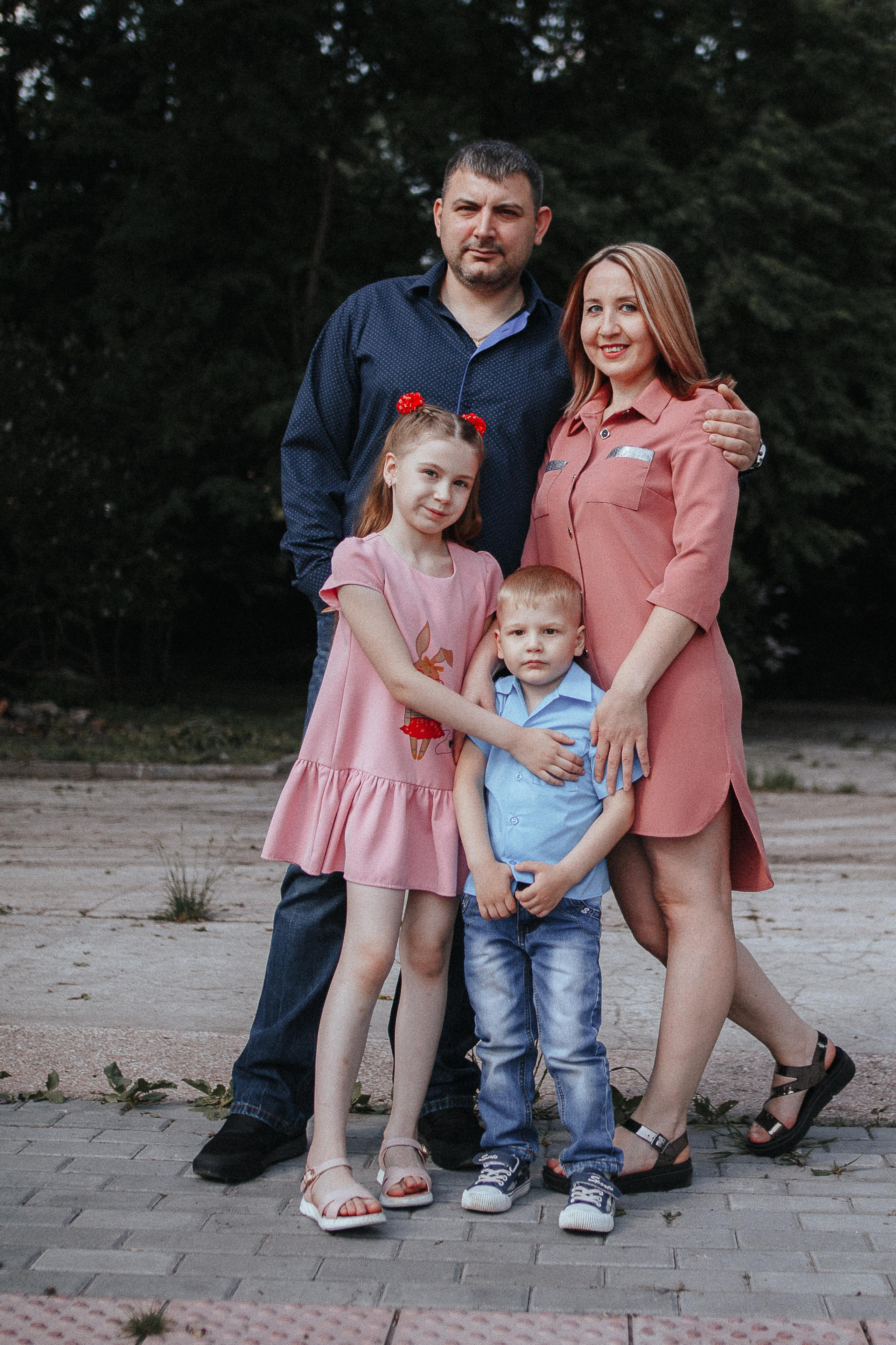 Семейная фотосессия Ани с семьёй. Семейный и женский фотограф в Красноярске Алёна Барковская