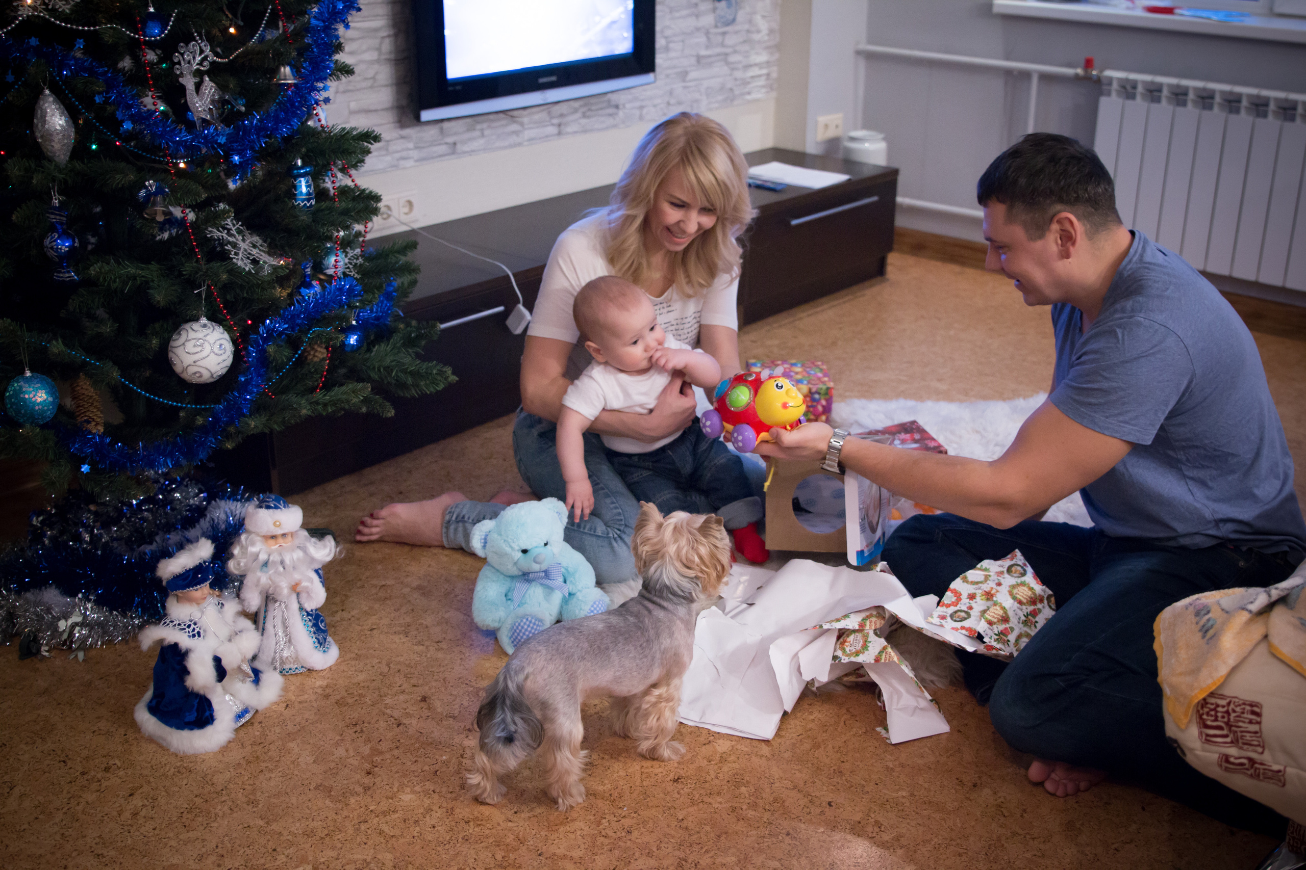 Домашняя новогодняя съёмка Ани с семьёй. Семейный и женский фотограф в Красноярске Алёна Барковская