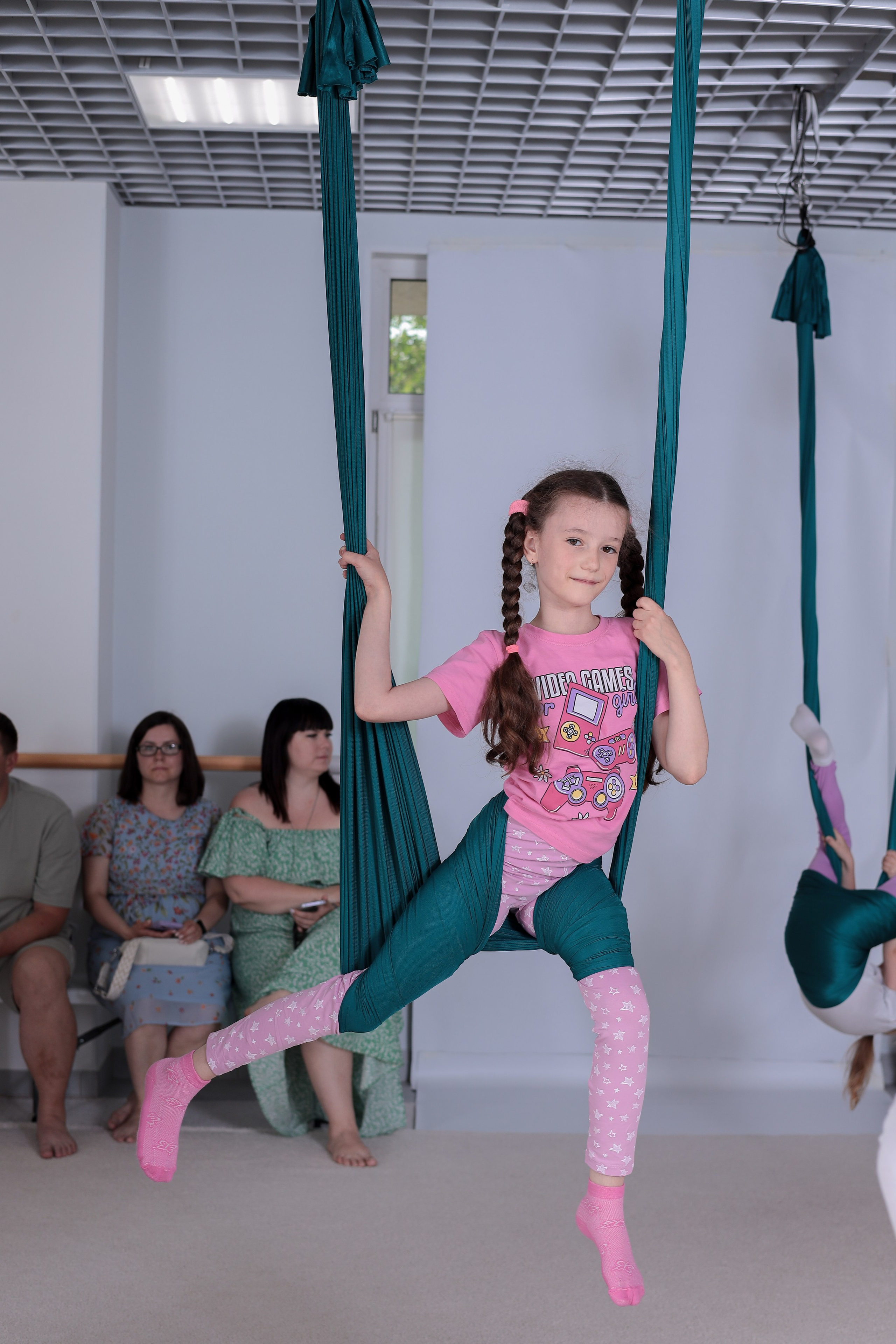 Детская аэройога. Фотограф Надршина Лилия