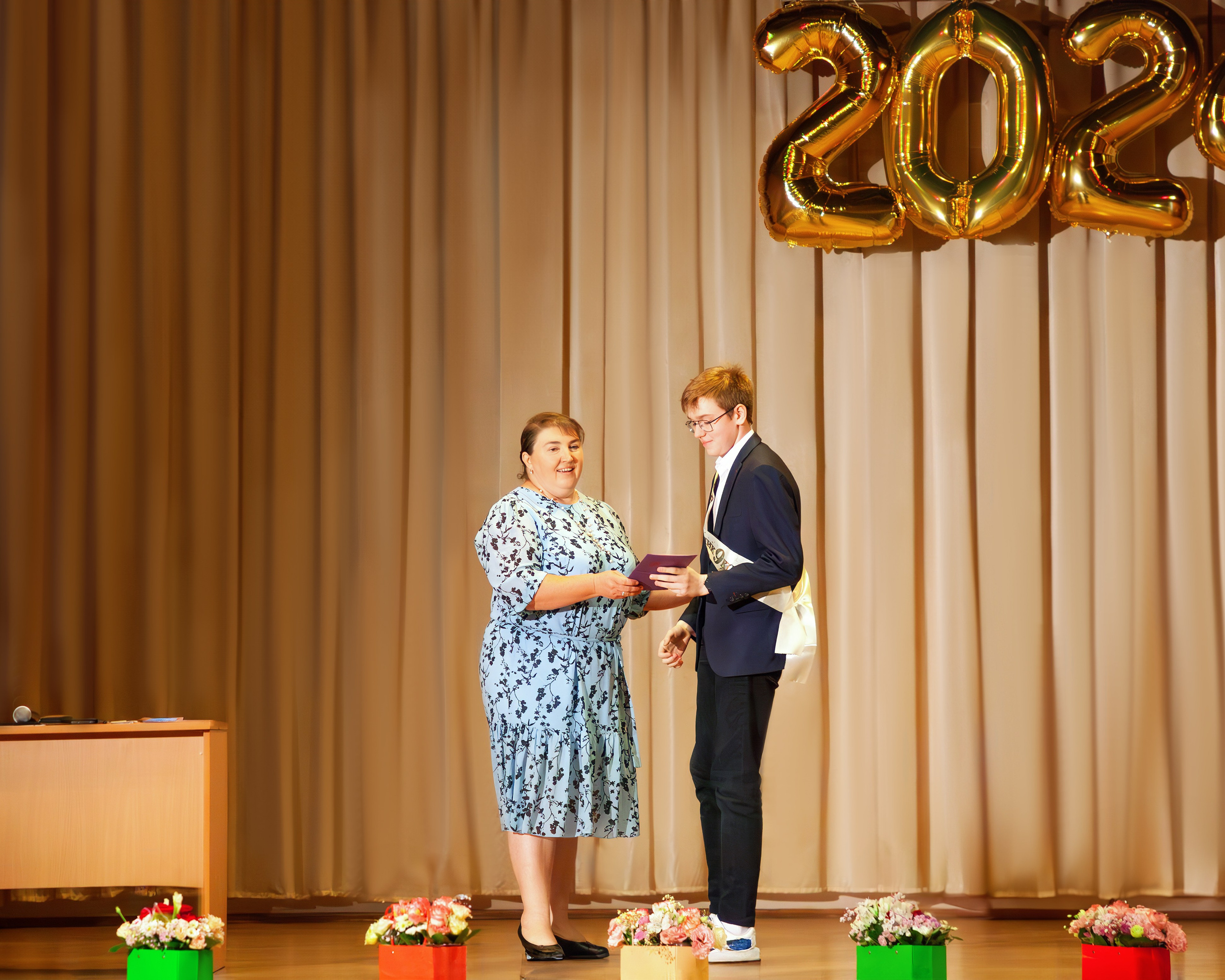 498 школа вручение дипломов, 2024. Выпускные альбомы и школьный фотограф в Подольске, Троицке, Щербинке, Москве и Московской области