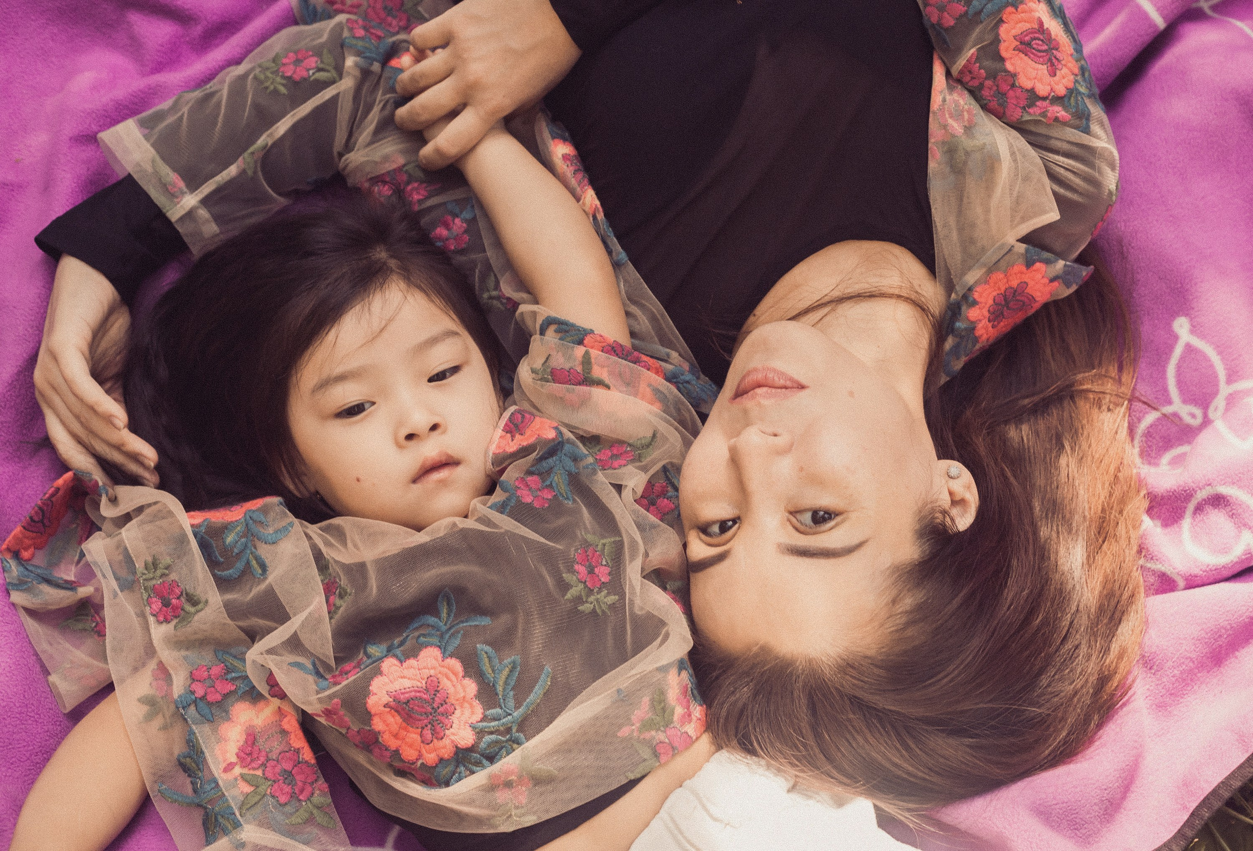 Летняя прогулка мамы и дочери. Фотограф Наталья Гончарова. Снимаю живые портреты в Алматы