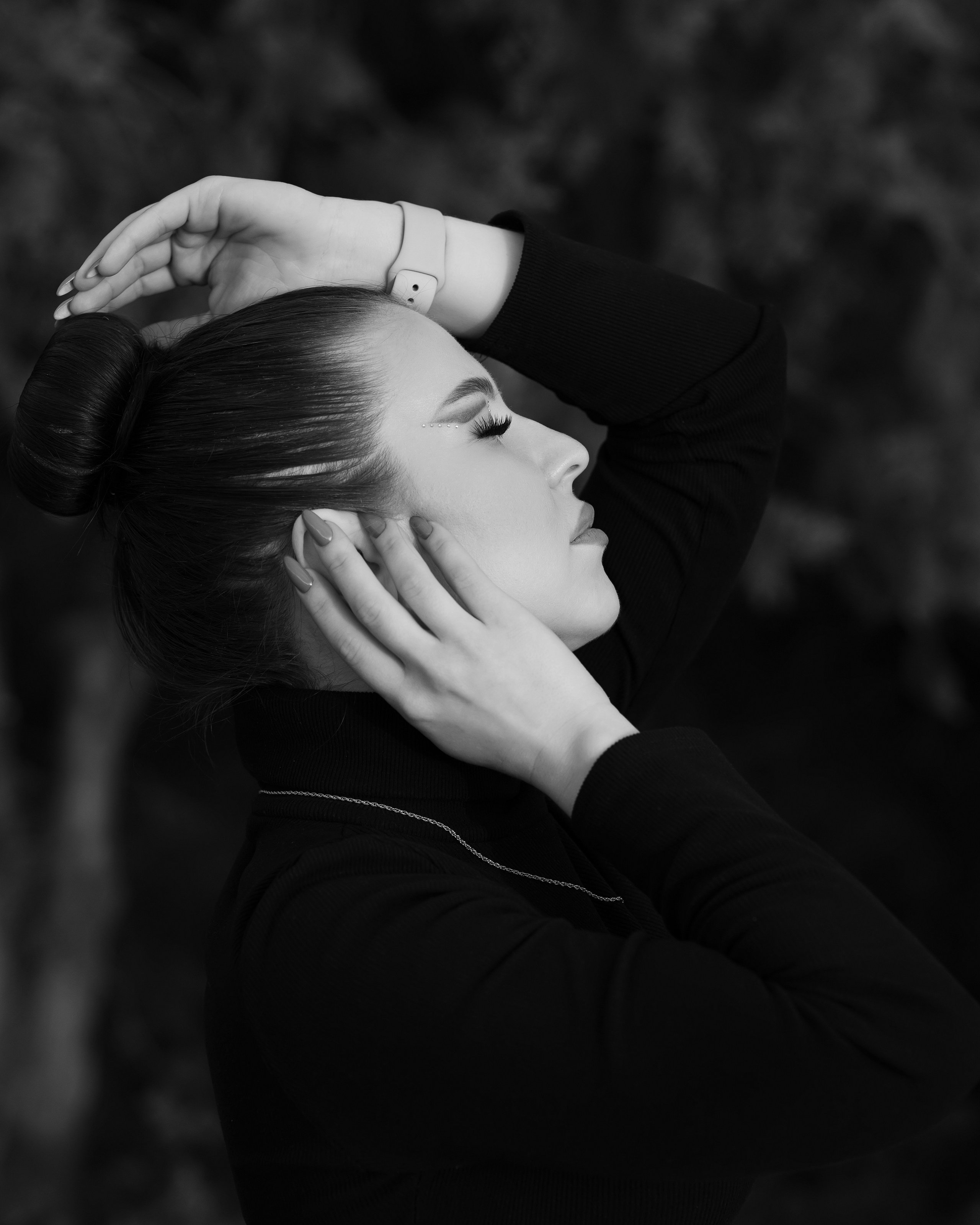 Черно-белый портрет красивой девушки в Краснодаре.