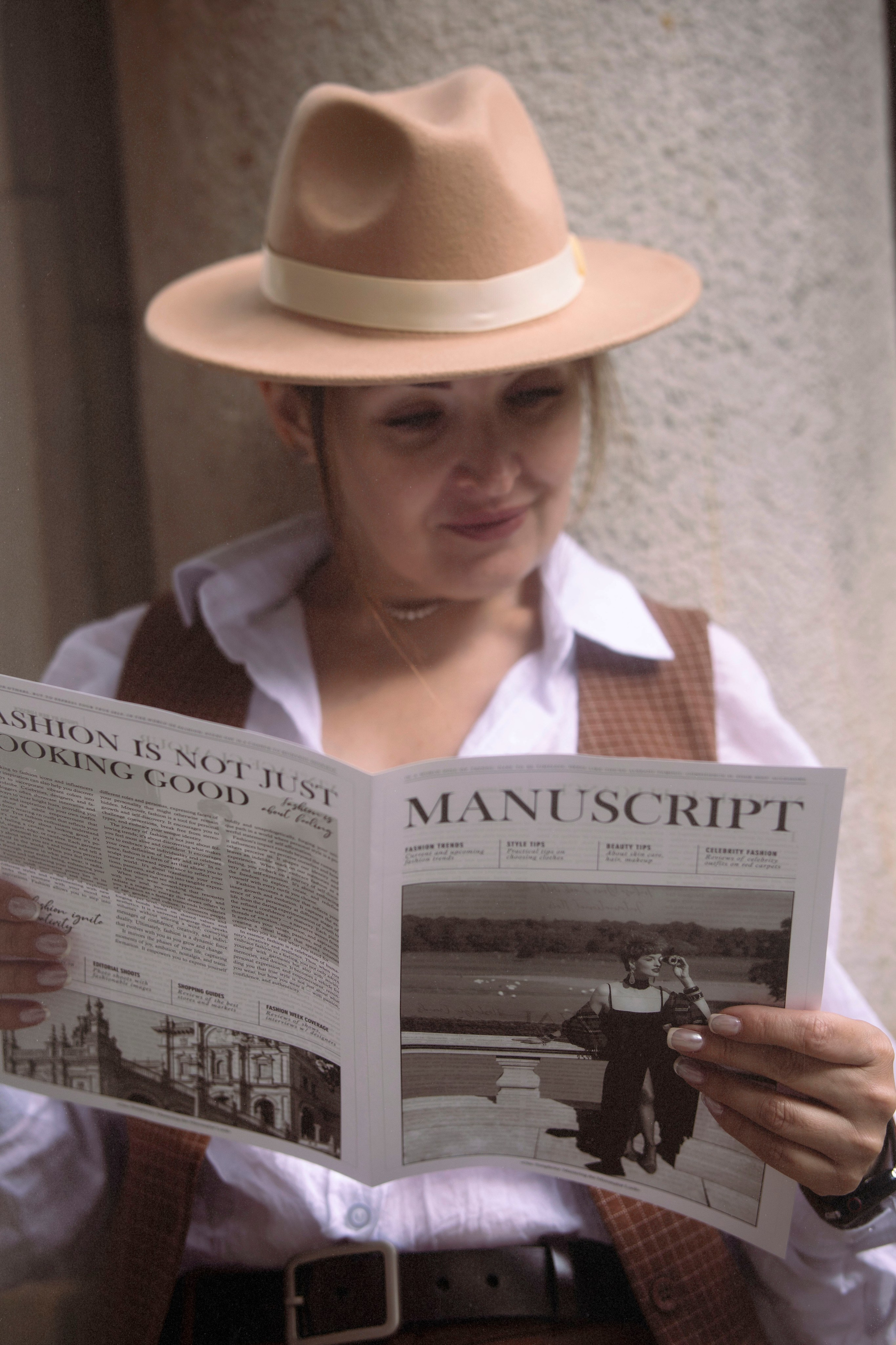 женщина читает газету