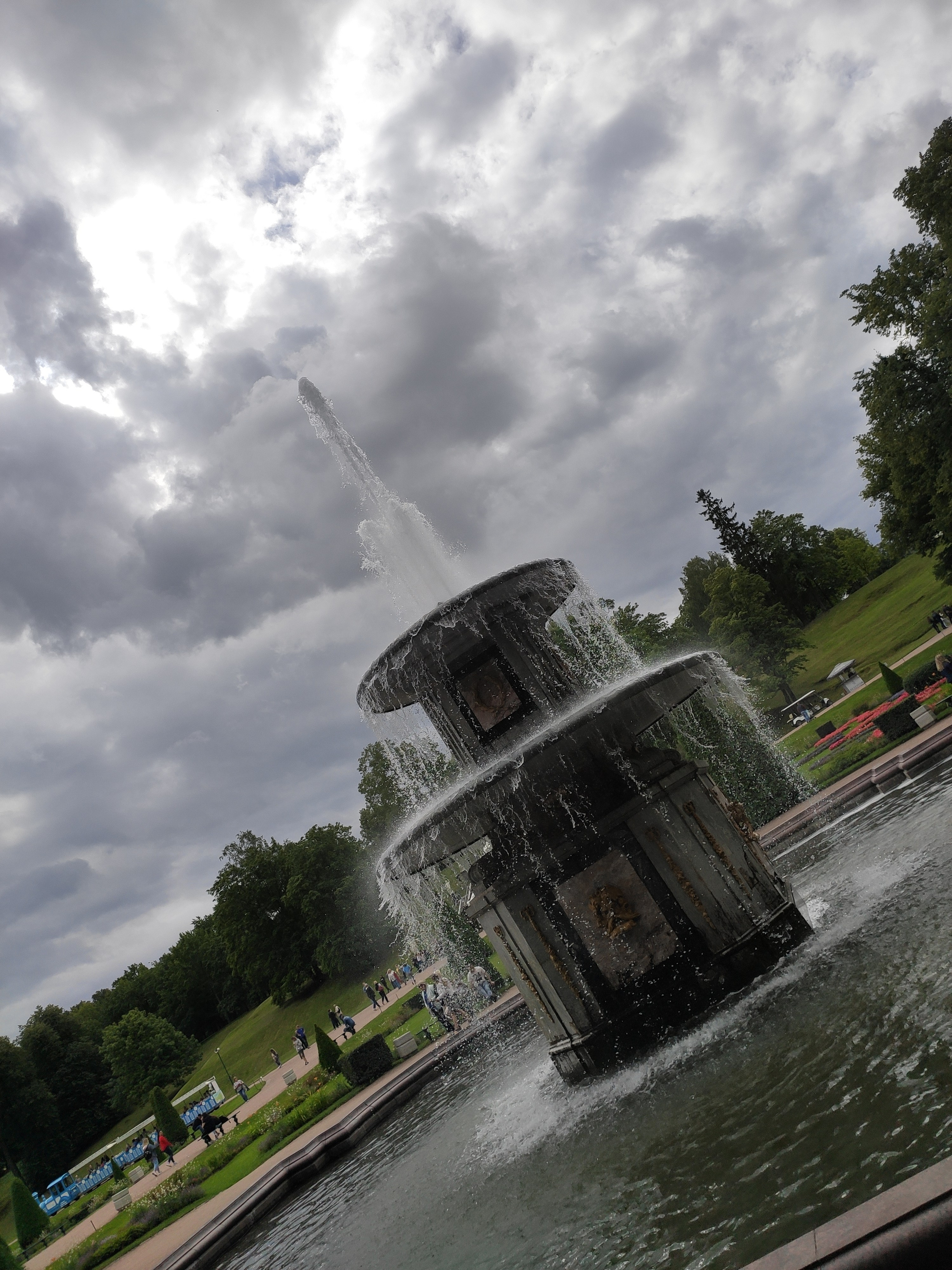 В Нижнем парке фонтаны работают