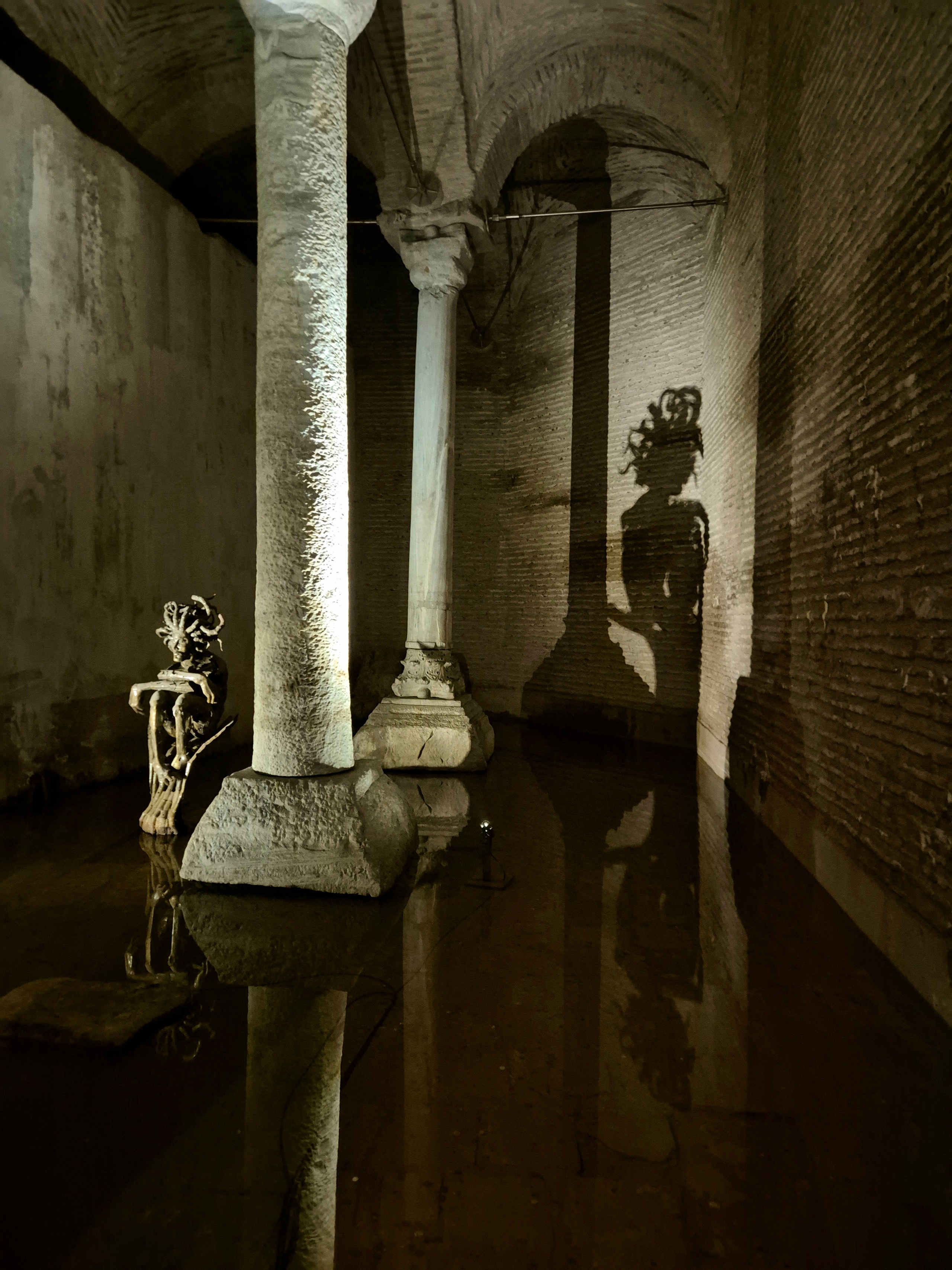 В цистерне очередная инсталяция, дополненная игрой света