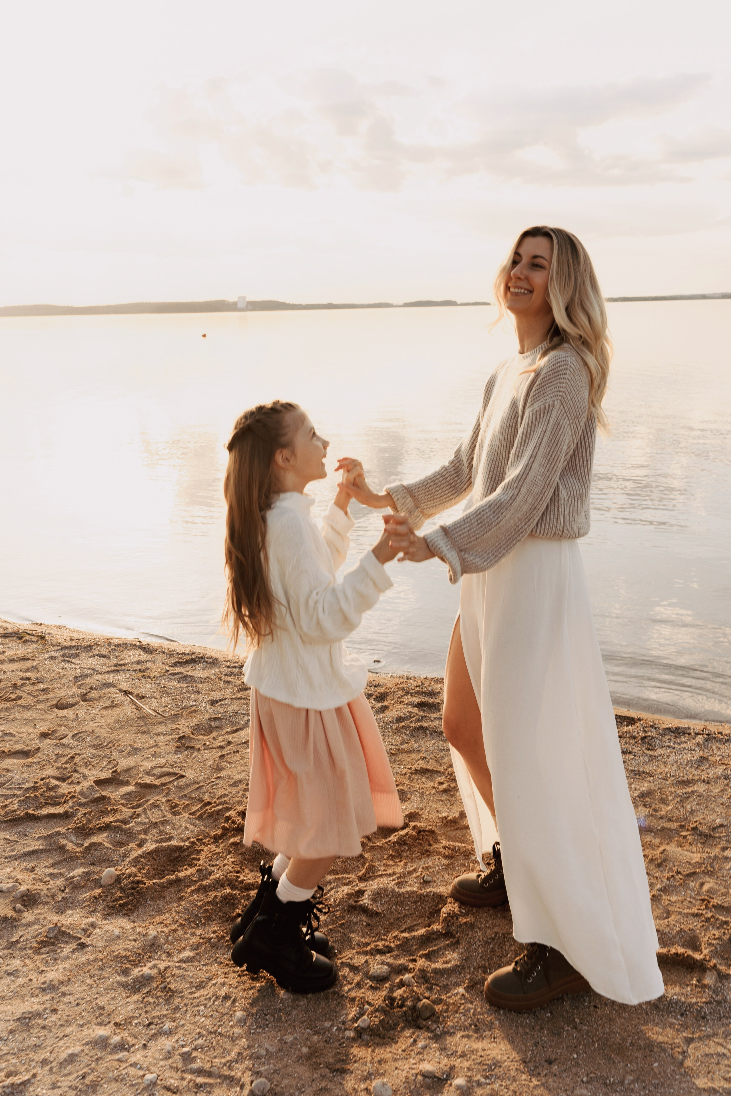 Весеннее тепло семьи на берегу Минского моря. Ваш семейный фотограф в Минске — Вика Трегубова