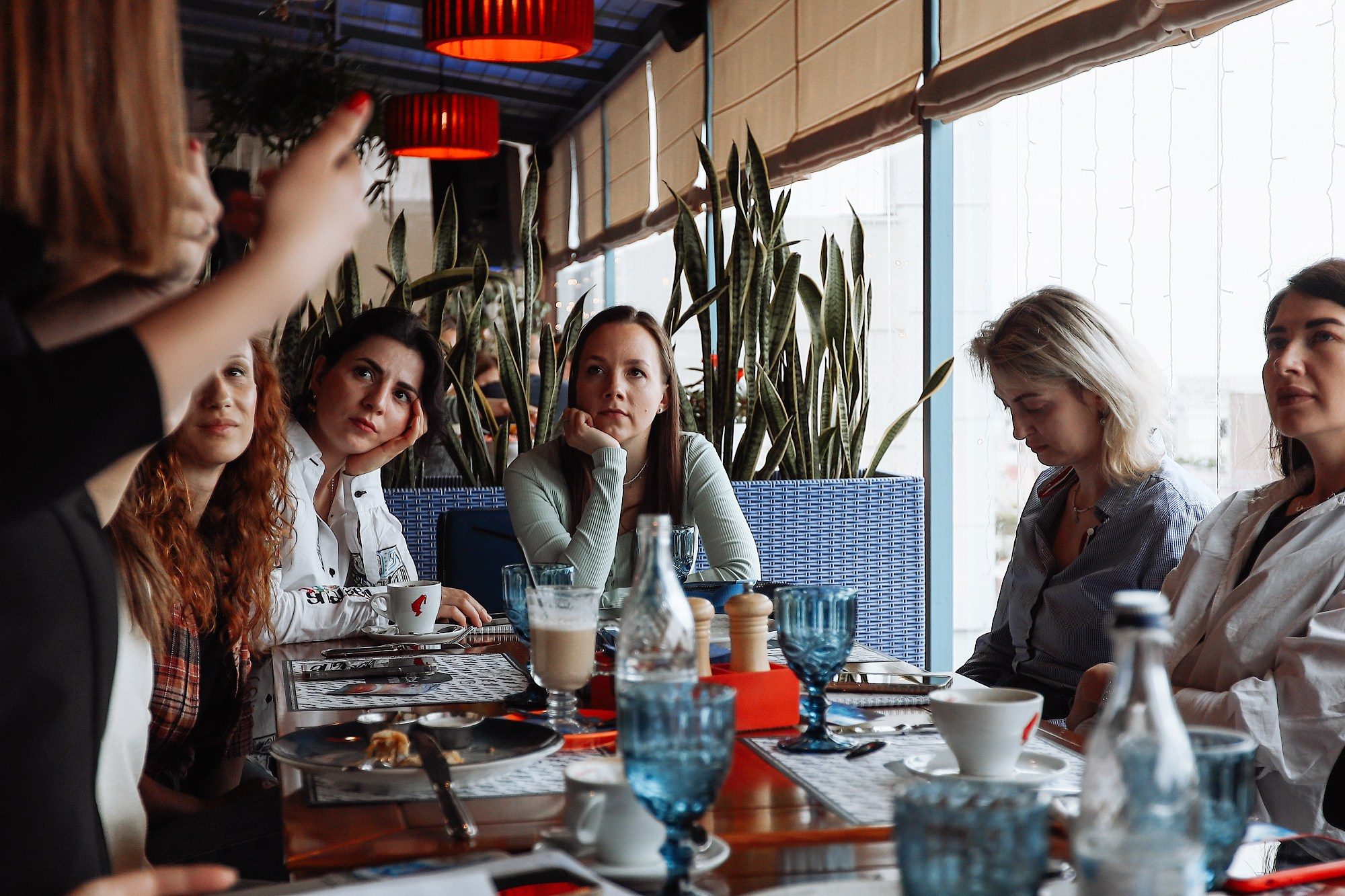 Женские встречи в кафе. Фотосессия. Профессиональный фотограф в Сочи Виктория Джой. Обучение