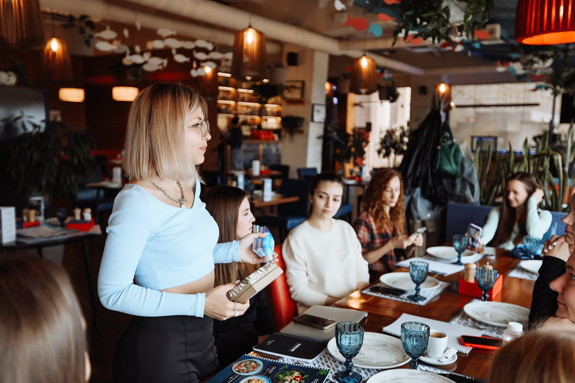 Женские встречи в кафе. Фотосессия. Профессиональный фотограф в Сочи Виктория Джой. Обучение