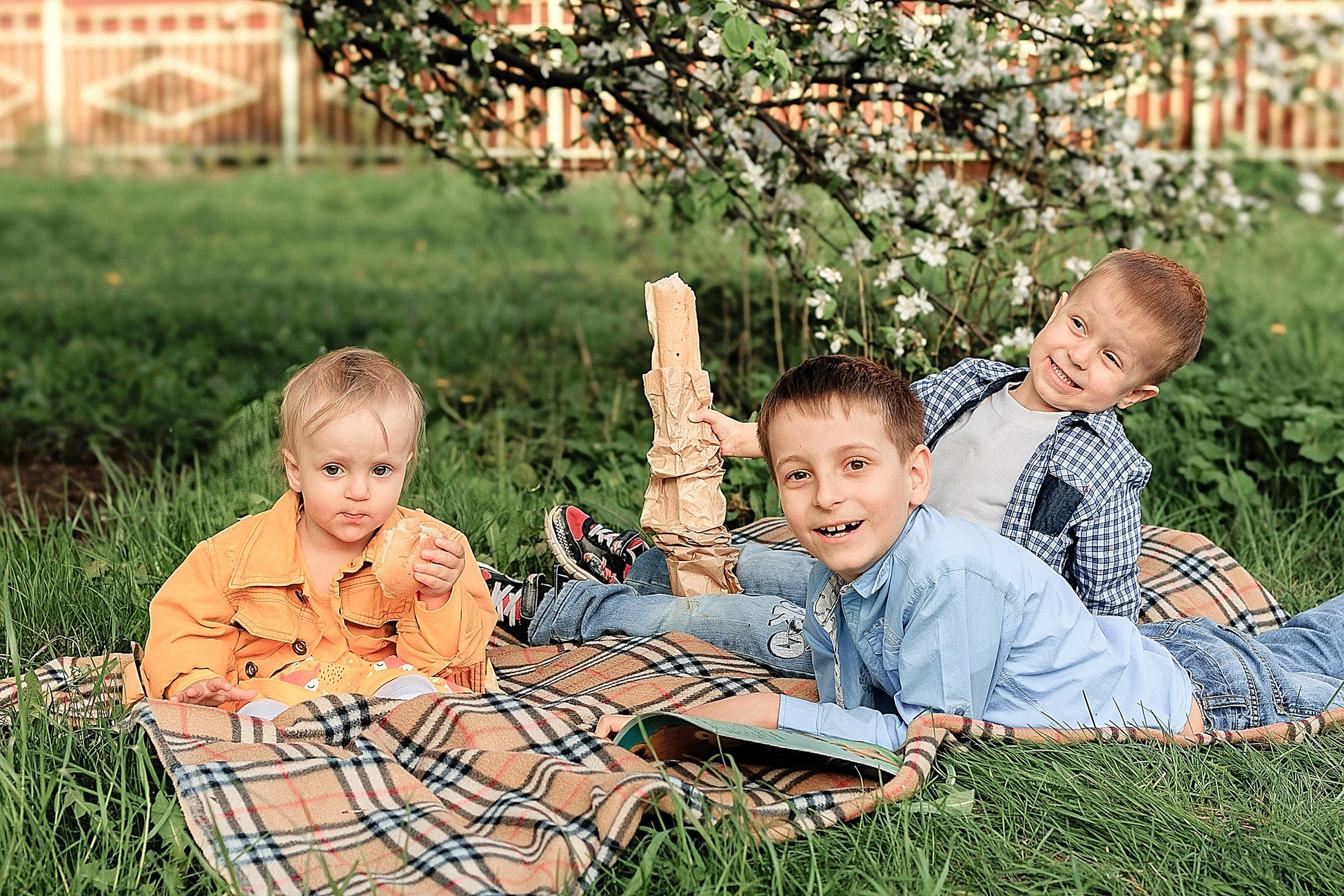Прогулка в яблоневом саду. Семейный фотограф в Пензе Мария Левина