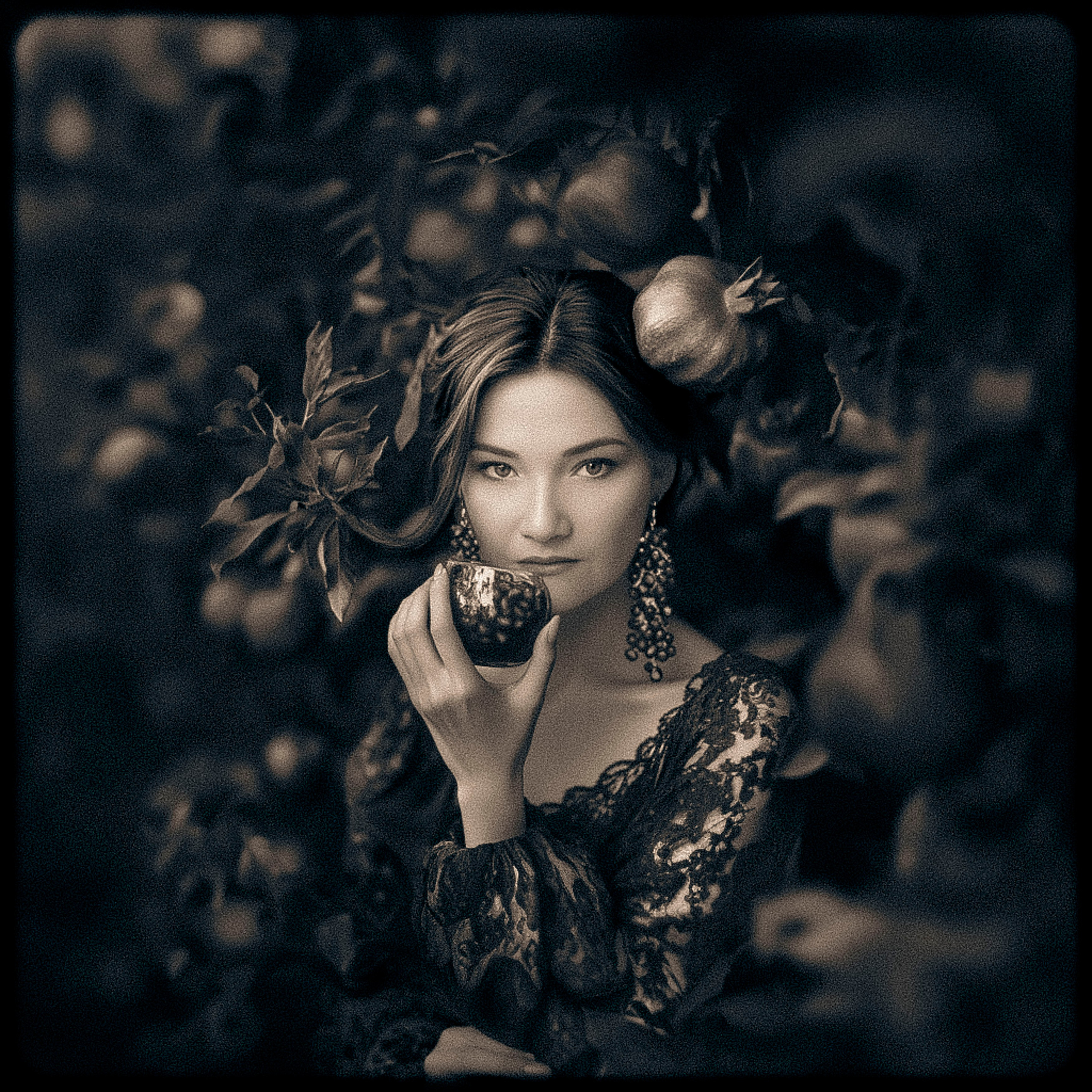 Нейрофотосессия для Ольги. Девушка с гранатом. ФотоХудожник Харитонова Ирина г. Санкт-Петербург