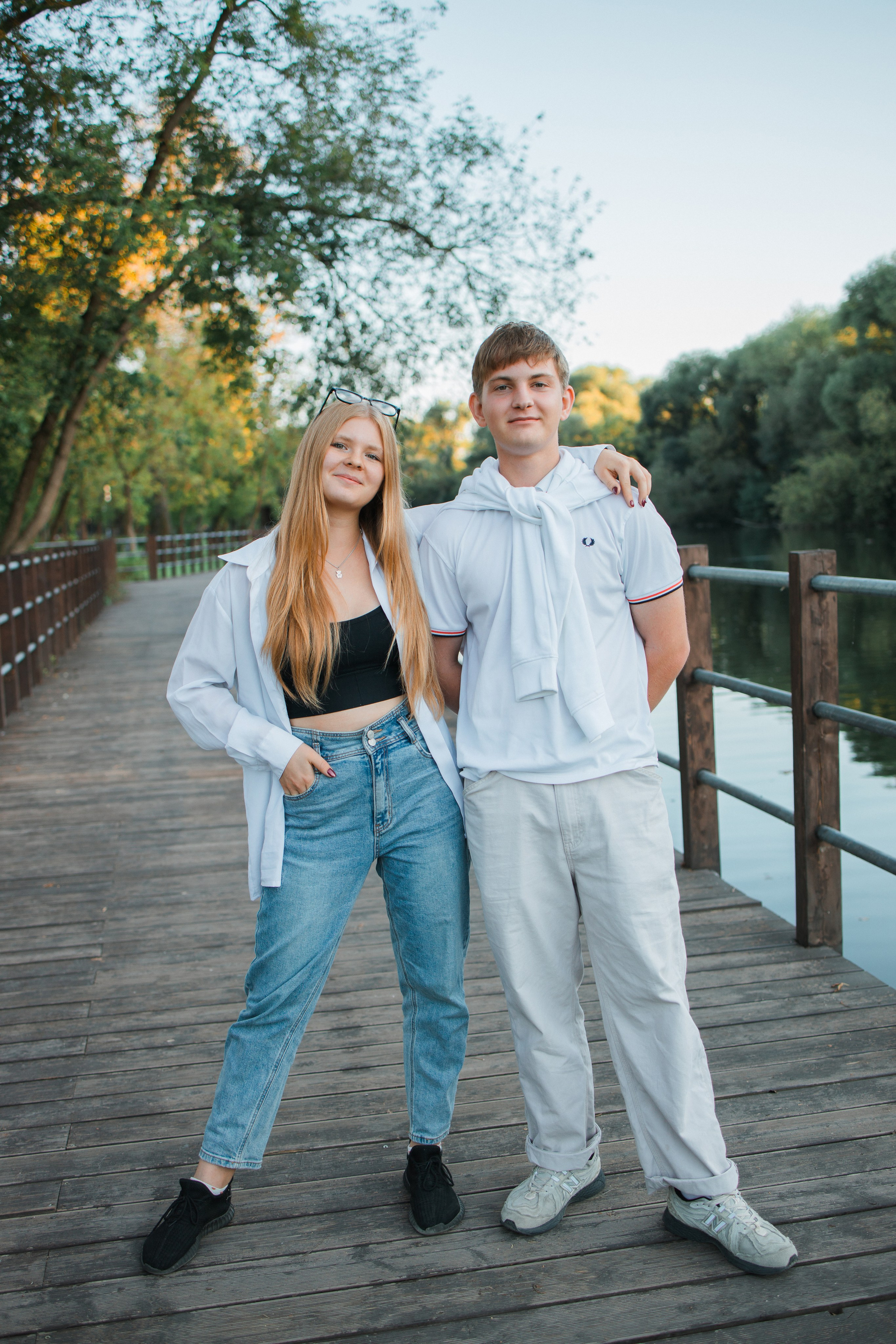 Прогулочная фотосессия на выпускной альбом с 11 классом в Серпухове. Выпускные альбомы в Серпухове