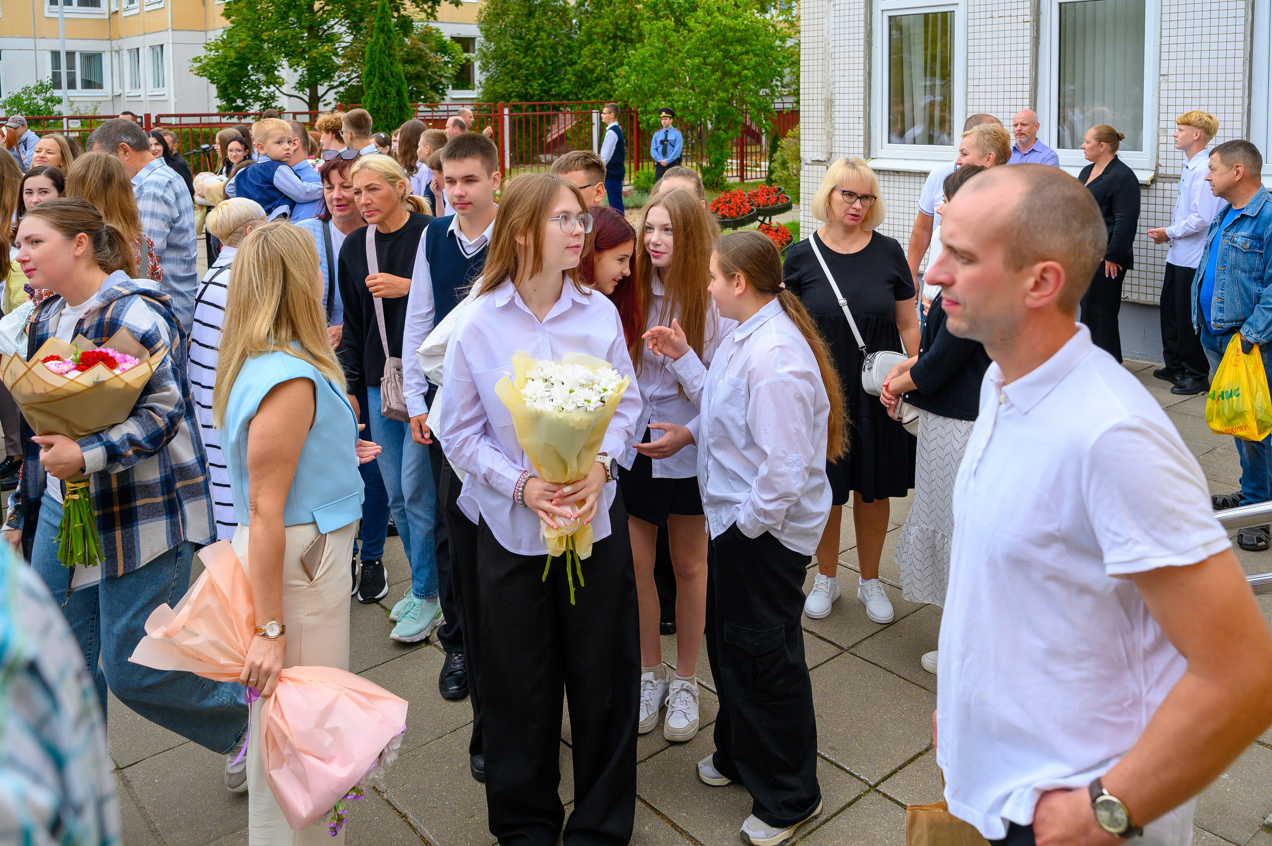 Вот звучит первый звонок, перед этим долгое приготовление к новому этапу в жизни, Яромир идет в школу. Фотоуслуги, услуги фотографа, фотографирование важных событий