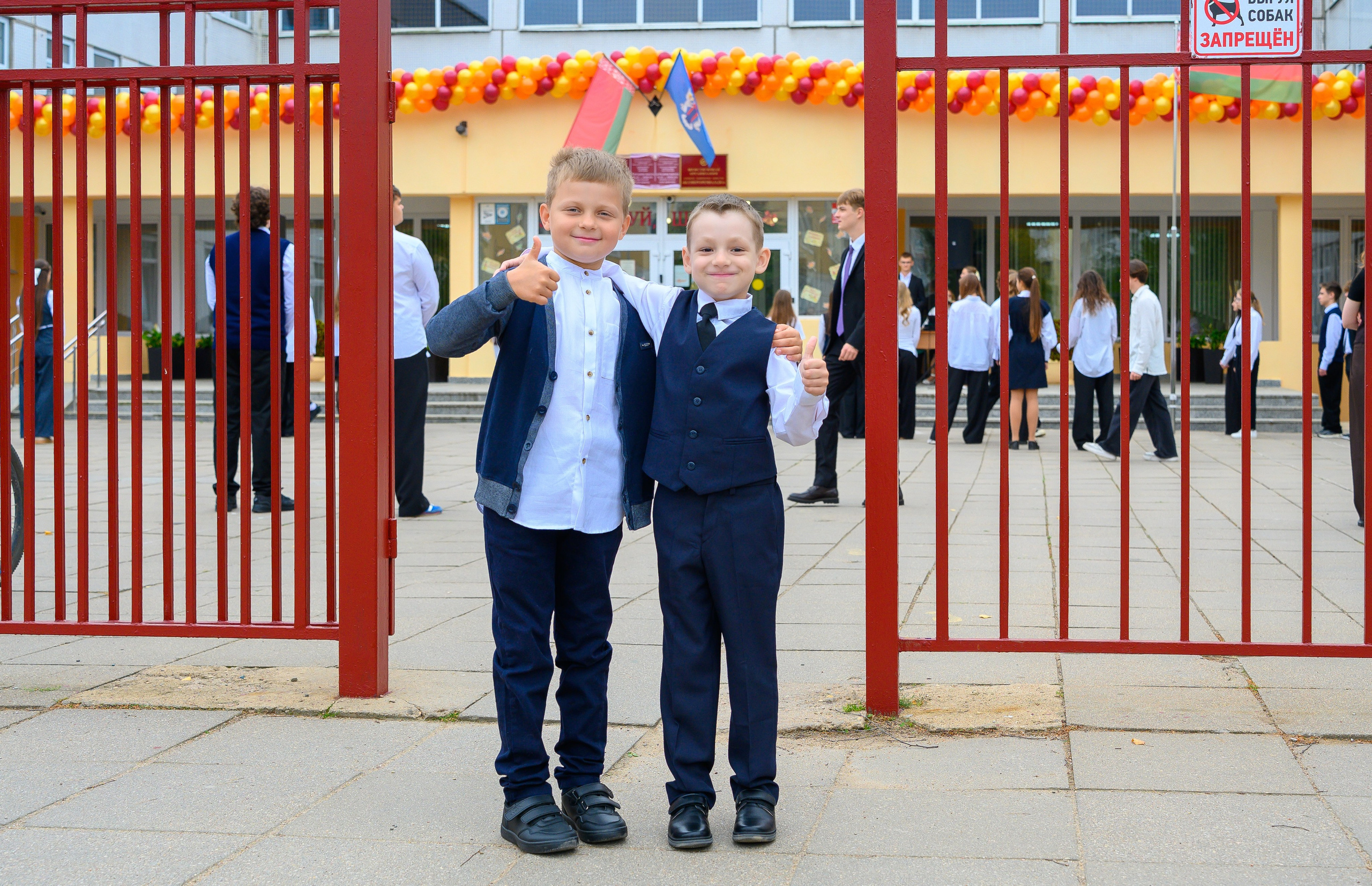 Вот звучит первый звонок, перед этим долгое приготовление к новому этапу в жизни, Яромир идет в школу. Фотоуслуги, услуги фотографа, фотографирование важных событий